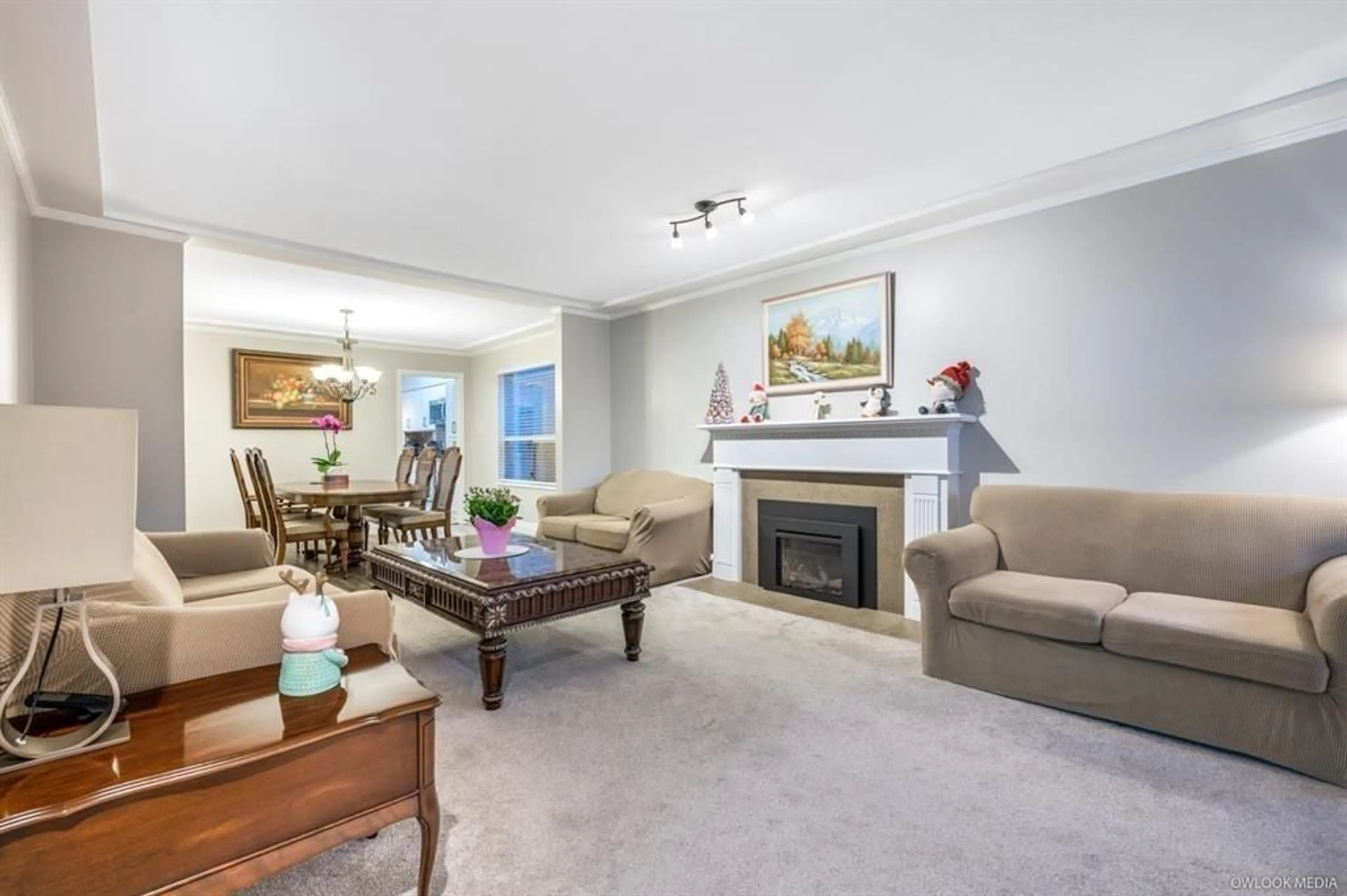 Living room with furniture, carpet floor for 6077 BOUNDARY WEST, Surrey British Columbia V3X2A7