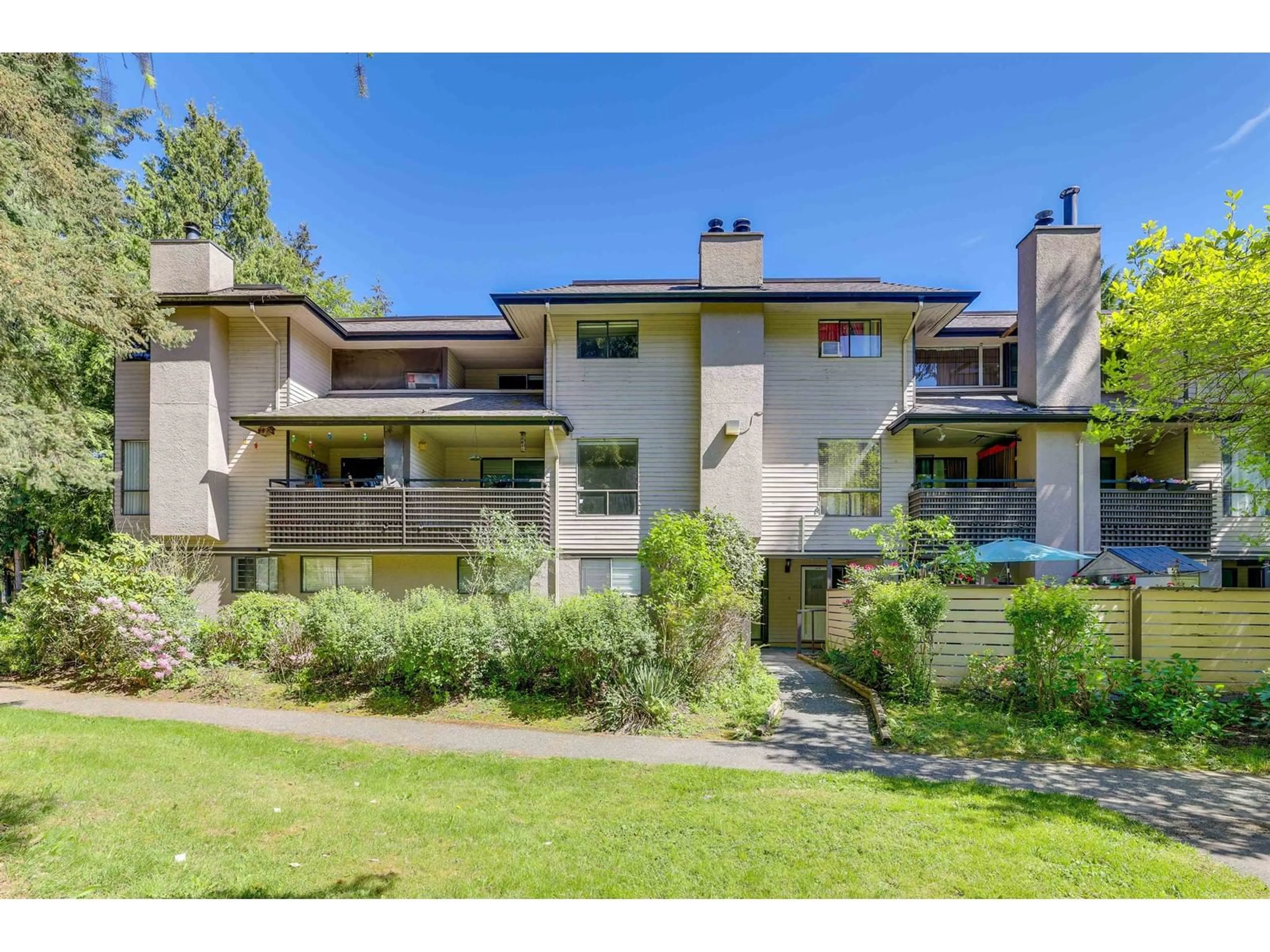 A pic from outside/outdoor area/front of a property/back of a property/a pic from drone, mountain view for 14832 HOLLY PARK, Surrey British Columbia V3R6Y2