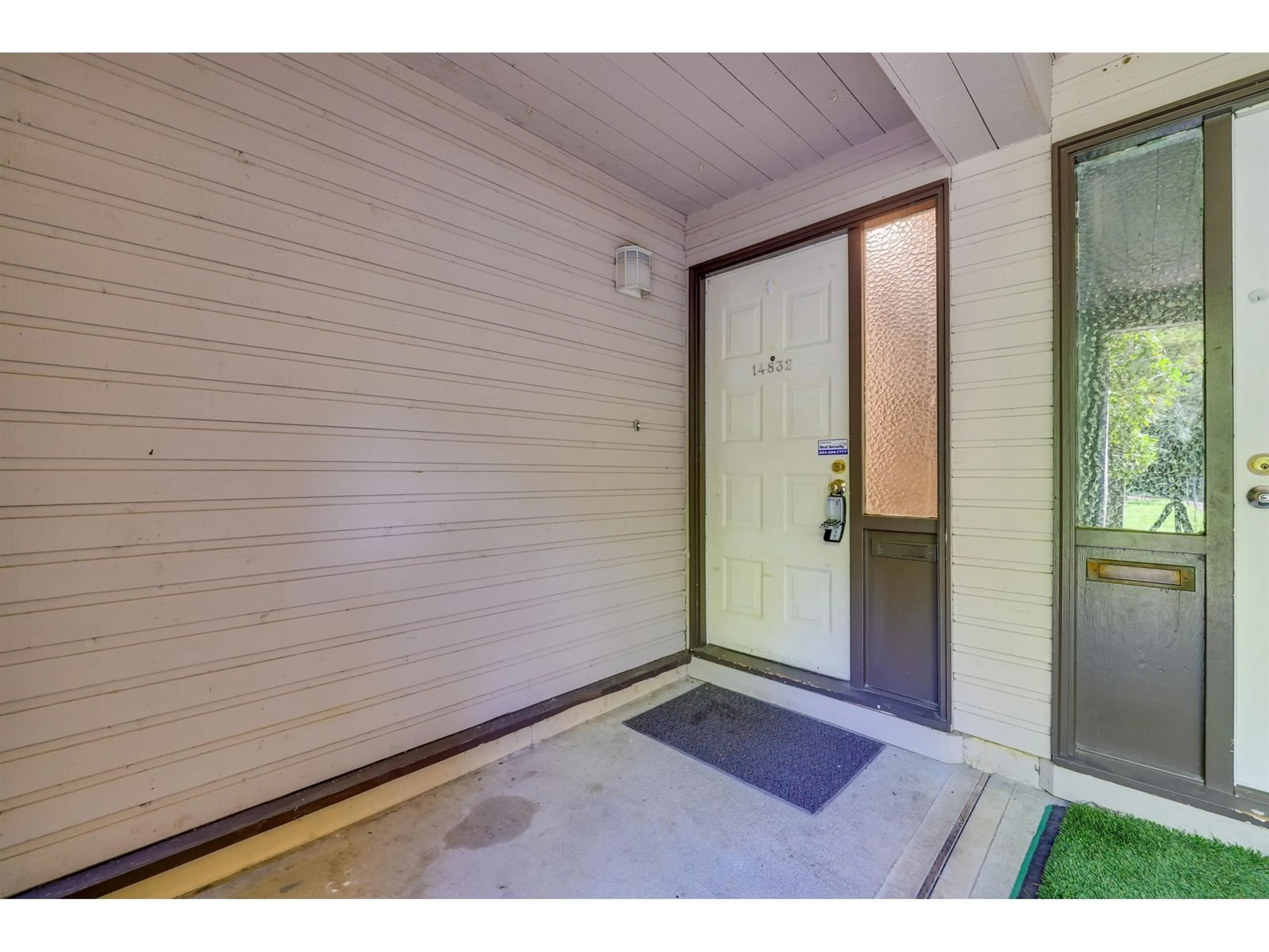 Indoor entryway for 14832 HOLLY PARK, Surrey British Columbia V3R6Y2