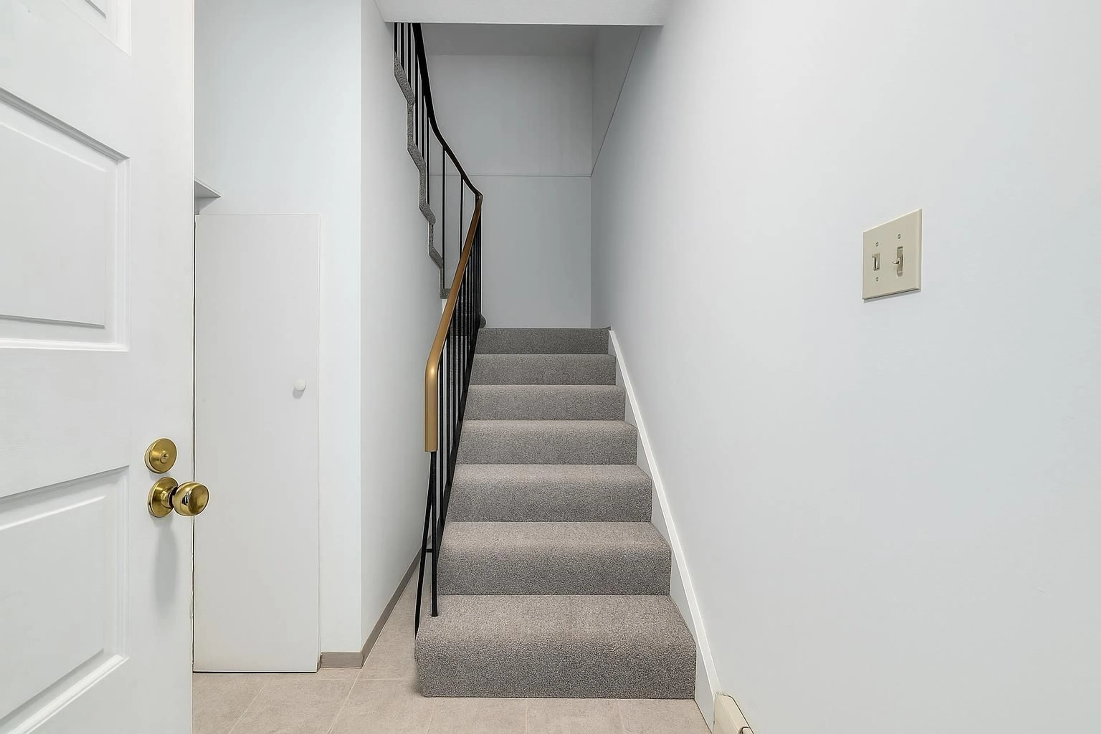 Stairs for 14832 HOLLY PARK, Surrey British Columbia V3R6Y2
