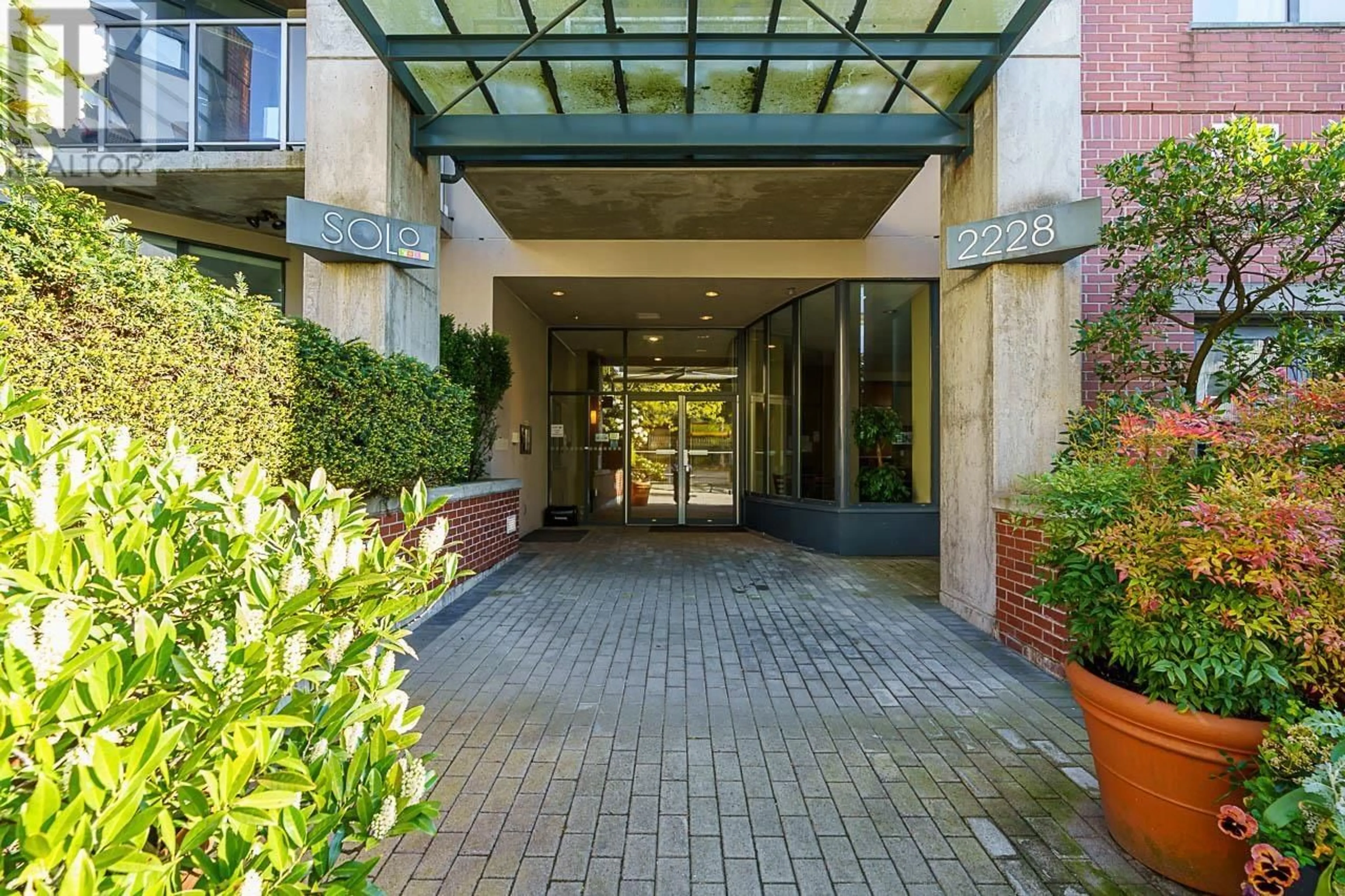 Indoor foyer for 411 - 2228 MARSTRAND AVENUE, Vancouver British Columbia V6K4T1