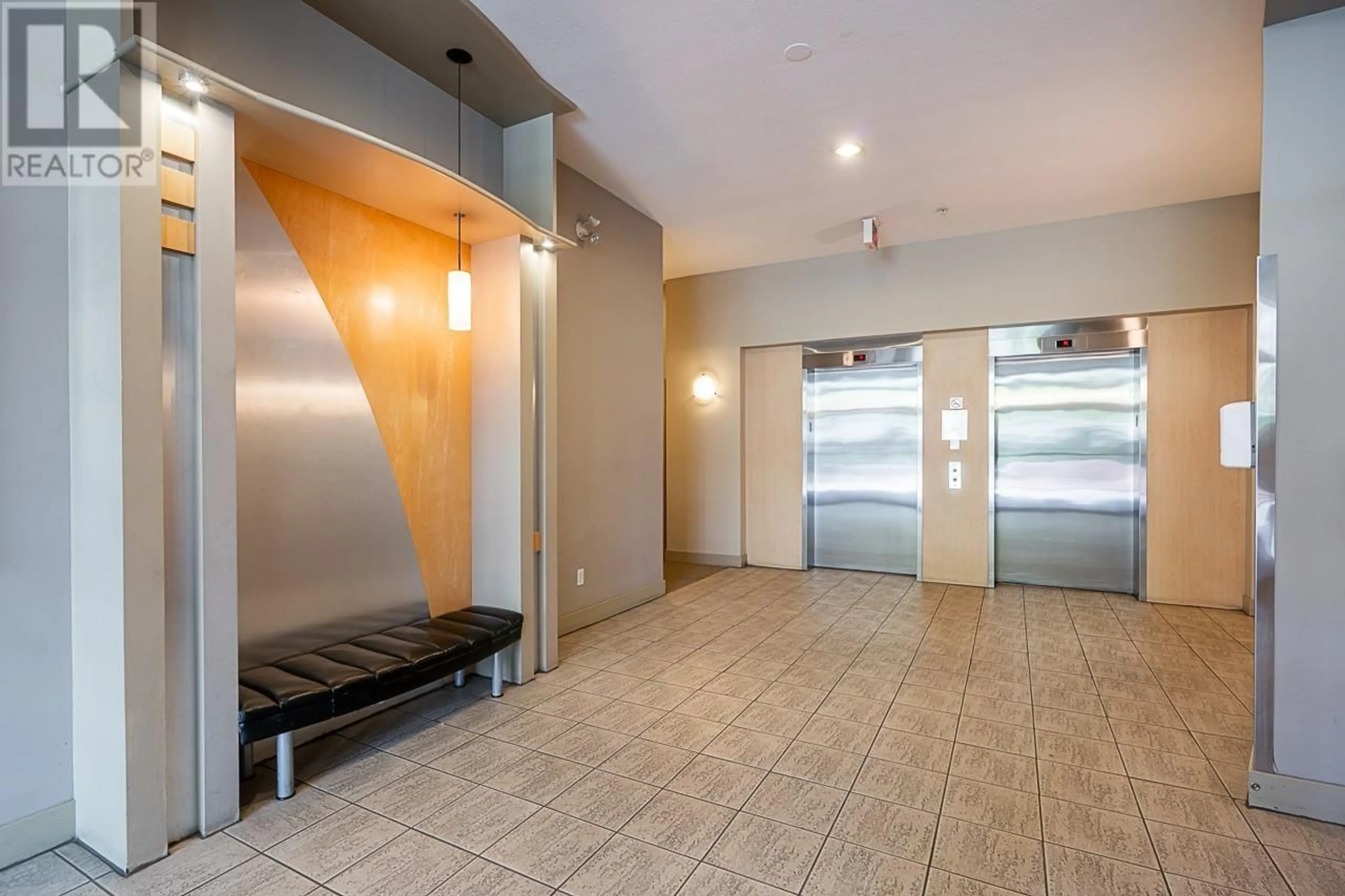 Indoor foyer for 411 - 2228 MARSTRAND AVENUE, Vancouver British Columbia V6K4T1