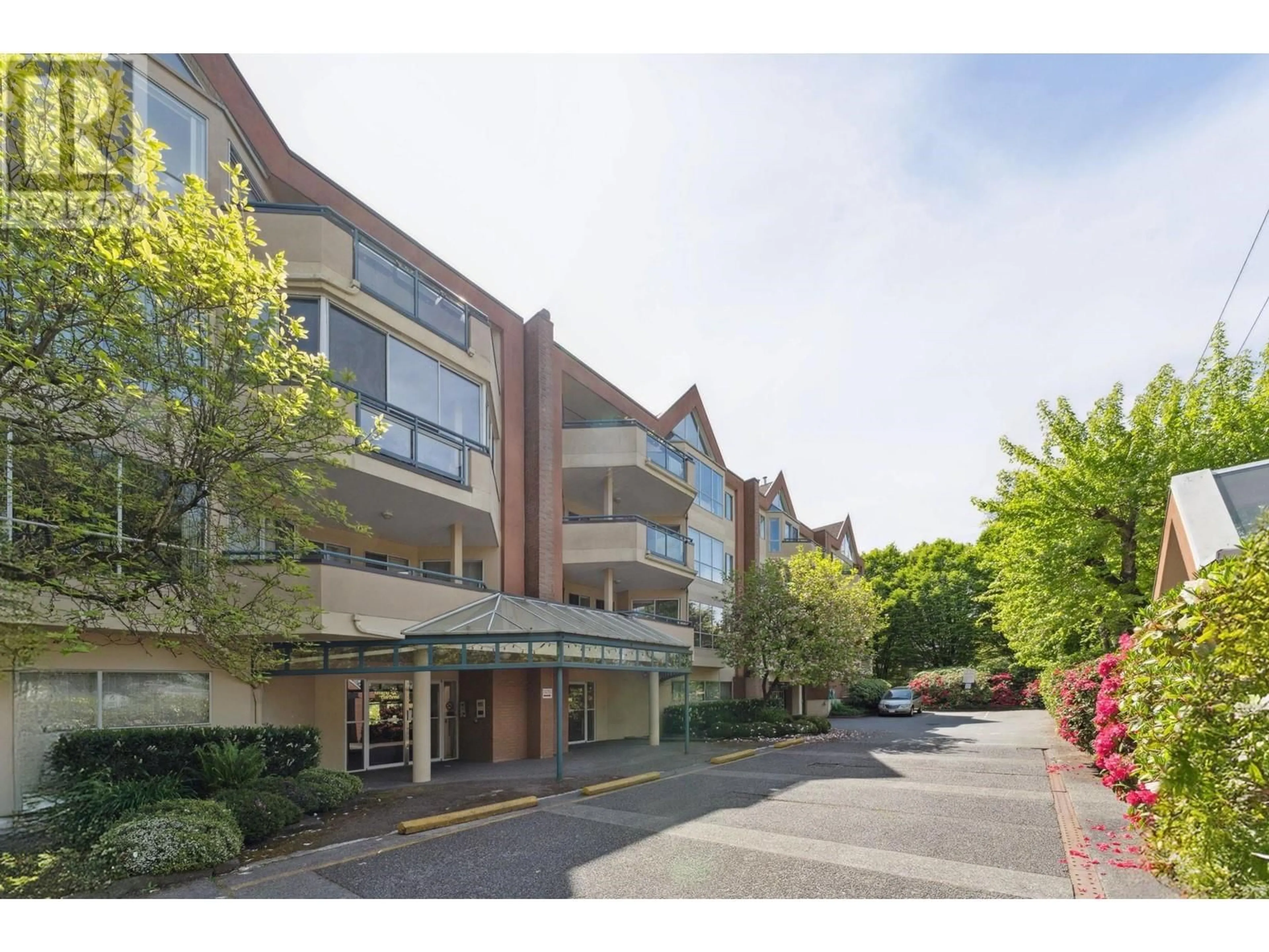 Indoor foyer for 105 - 8600 LANSDOWNE ROAD, Richmond British Columbia V6X3L6