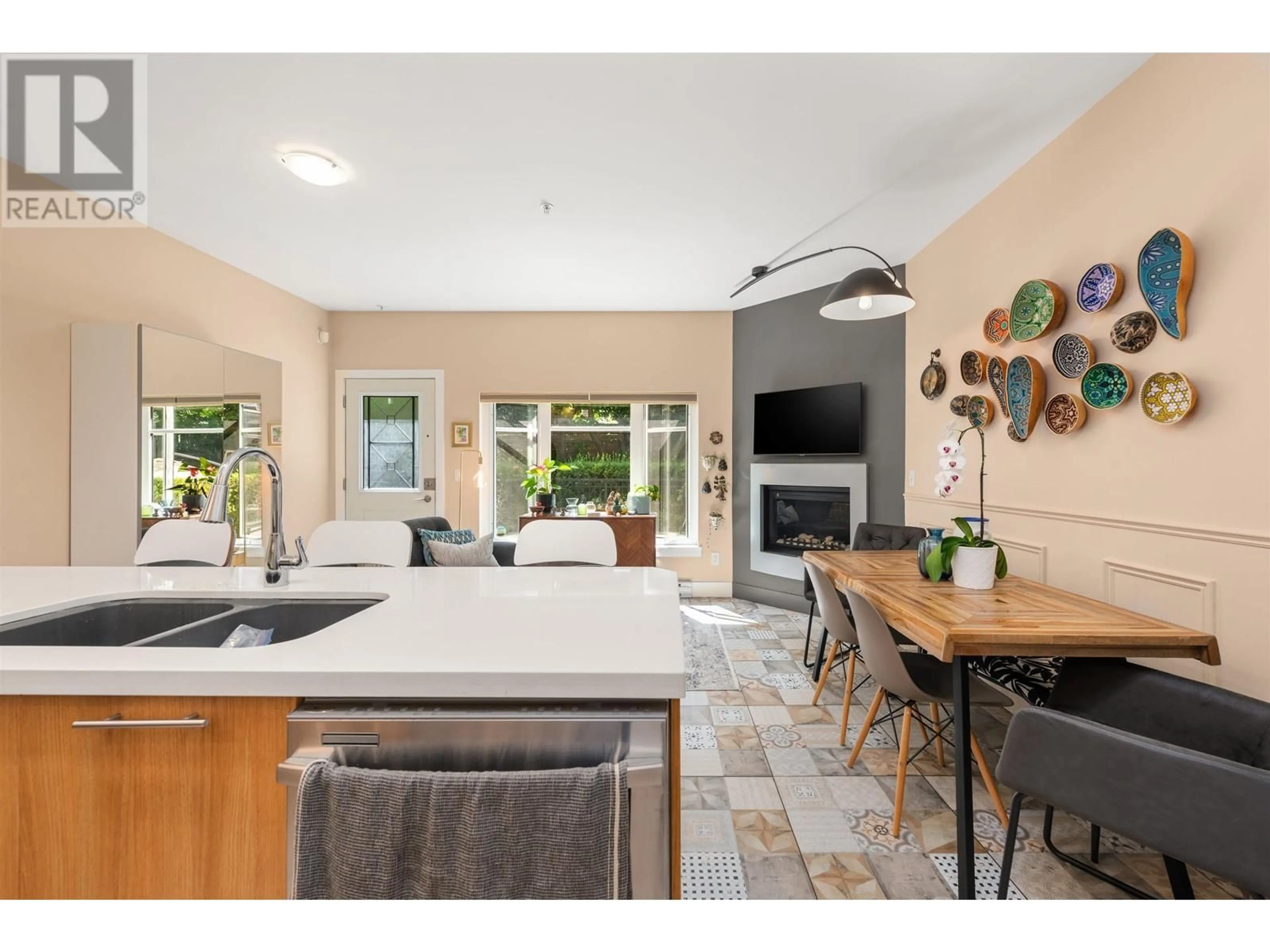 Open concept kitchen, ceramic/tile floor for 460 5TH AVENUE, Vancouver British Columbia V5T1H9