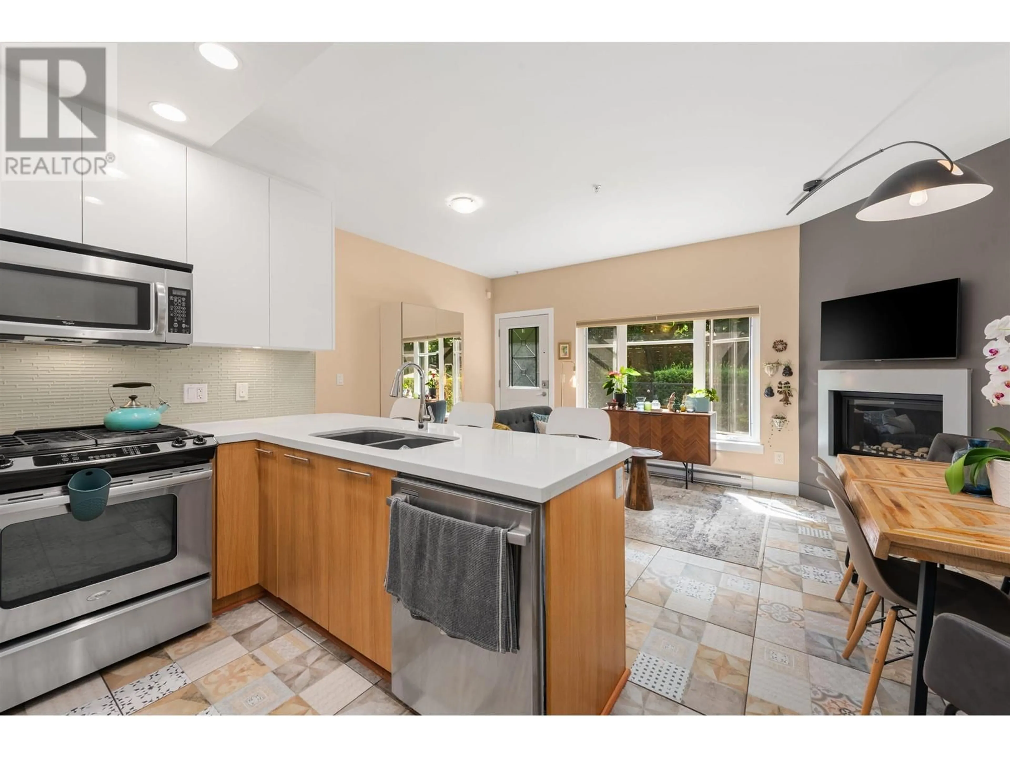 Open concept kitchen, ceramic/tile floor for 460 5TH AVENUE, Vancouver British Columbia V5T1H9