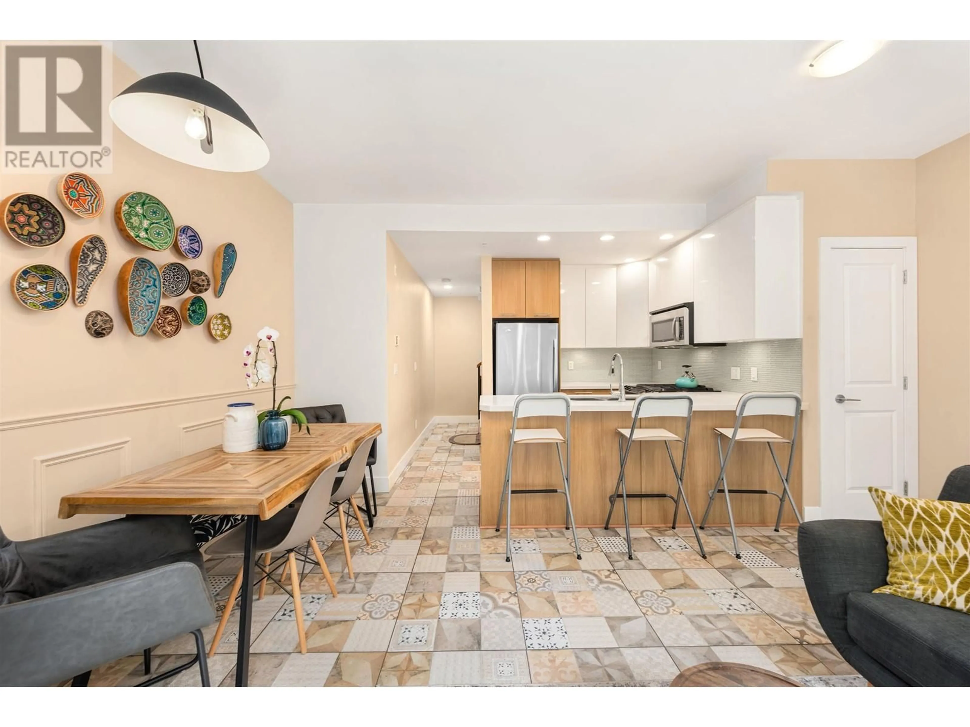 Open concept kitchen, ceramic/tile floor for 460 5TH AVENUE, Vancouver British Columbia V5T1H9