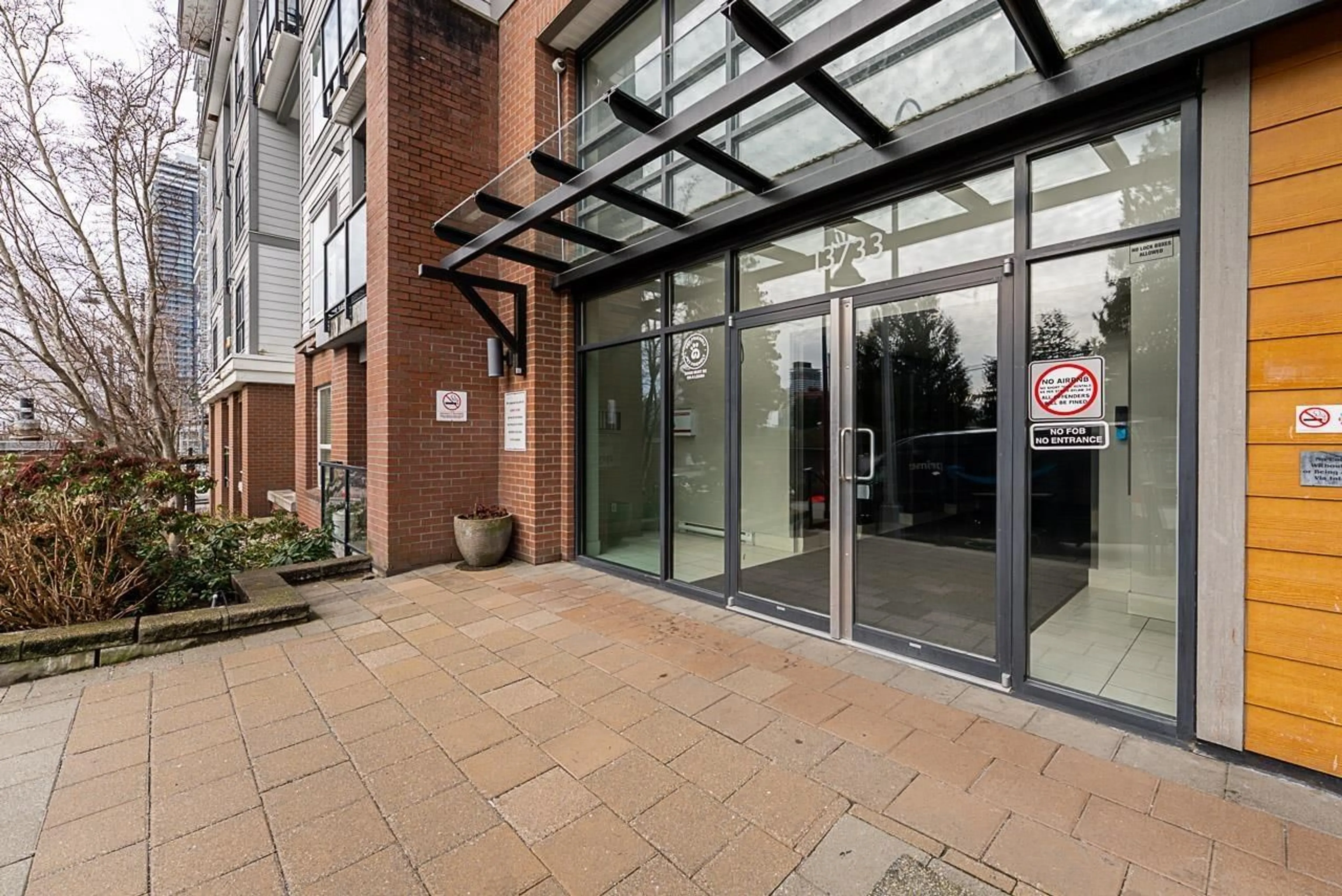 Indoor foyer for 407 - 13733 107A, Surrey British Columbia V3T0B7