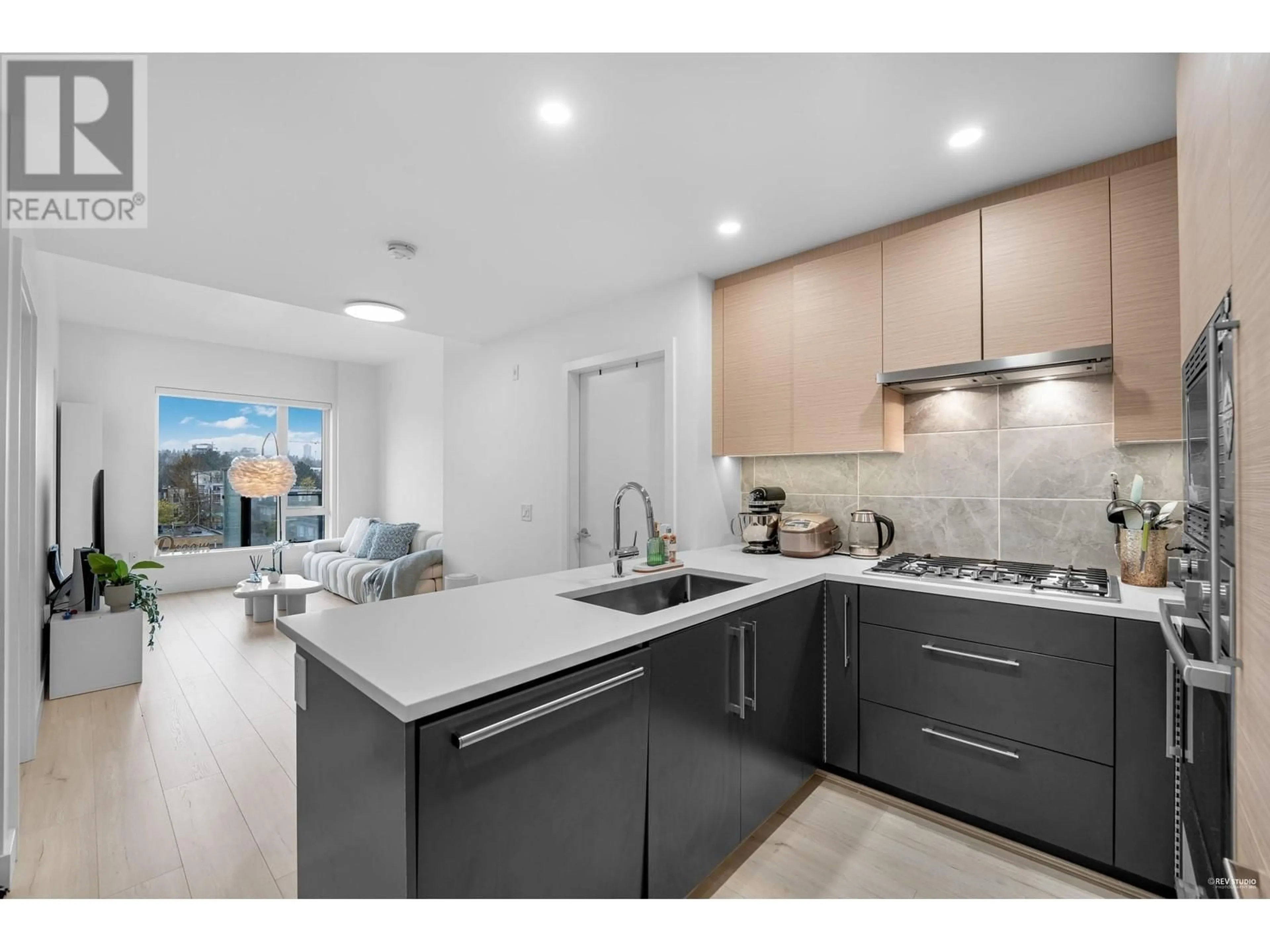 Open concept kitchen, ceramic/tile floor for 605 - 8888 OSLER STREET, Vancouver British Columbia V6P4G2