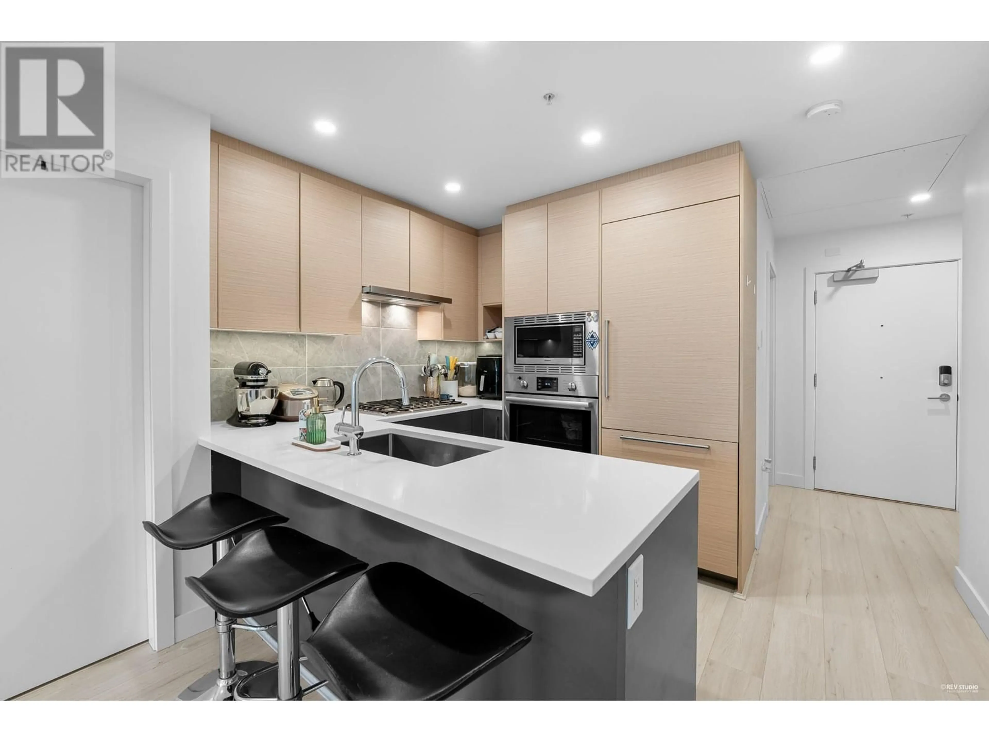 Open concept kitchen, ceramic/tile floor for 605 - 8888 OSLER STREET, Vancouver British Columbia V6P4G2