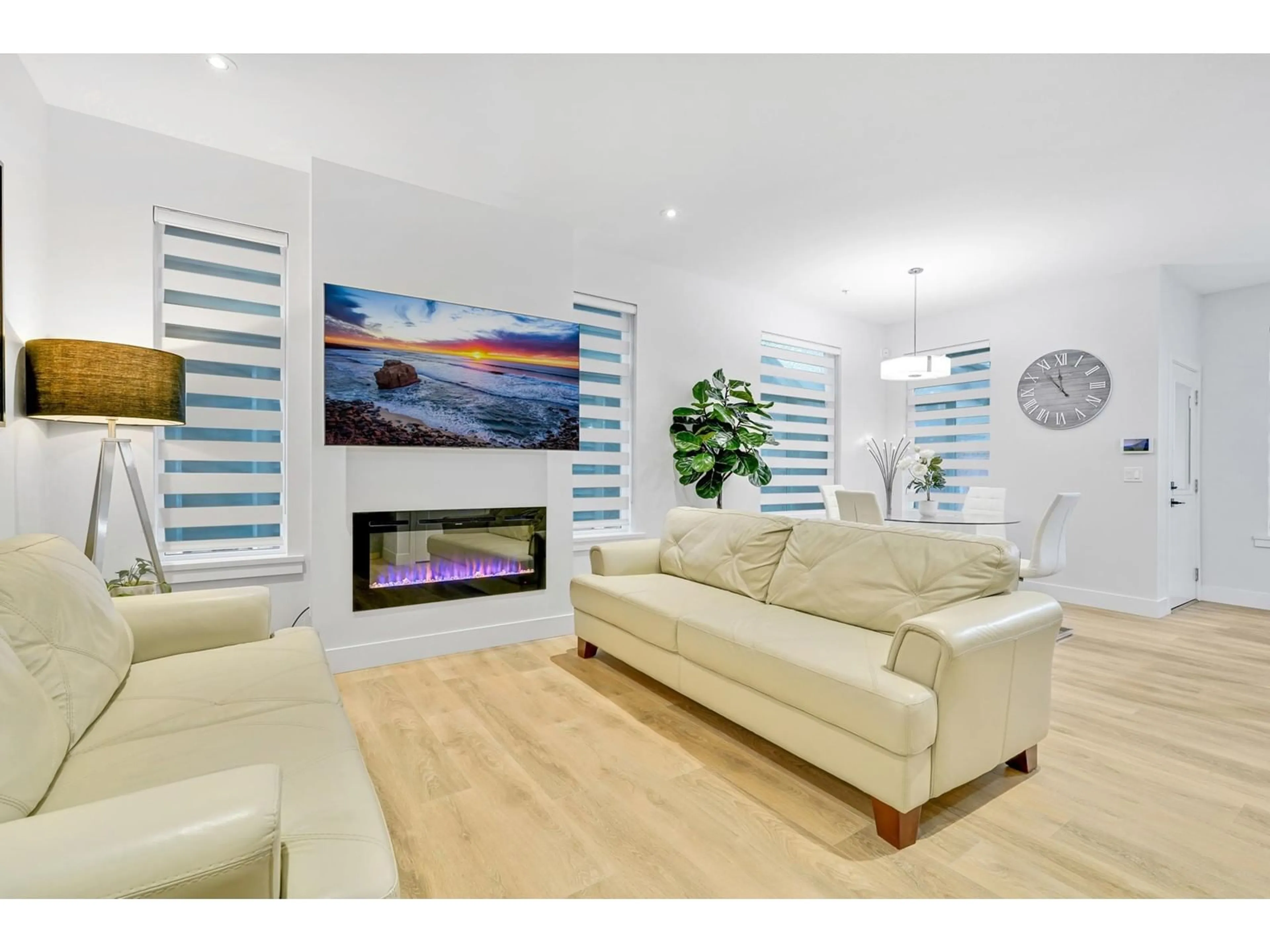 Living room with furniture, wood/laminate floor for 7760 204, Langley British Columbia V2Y4K3