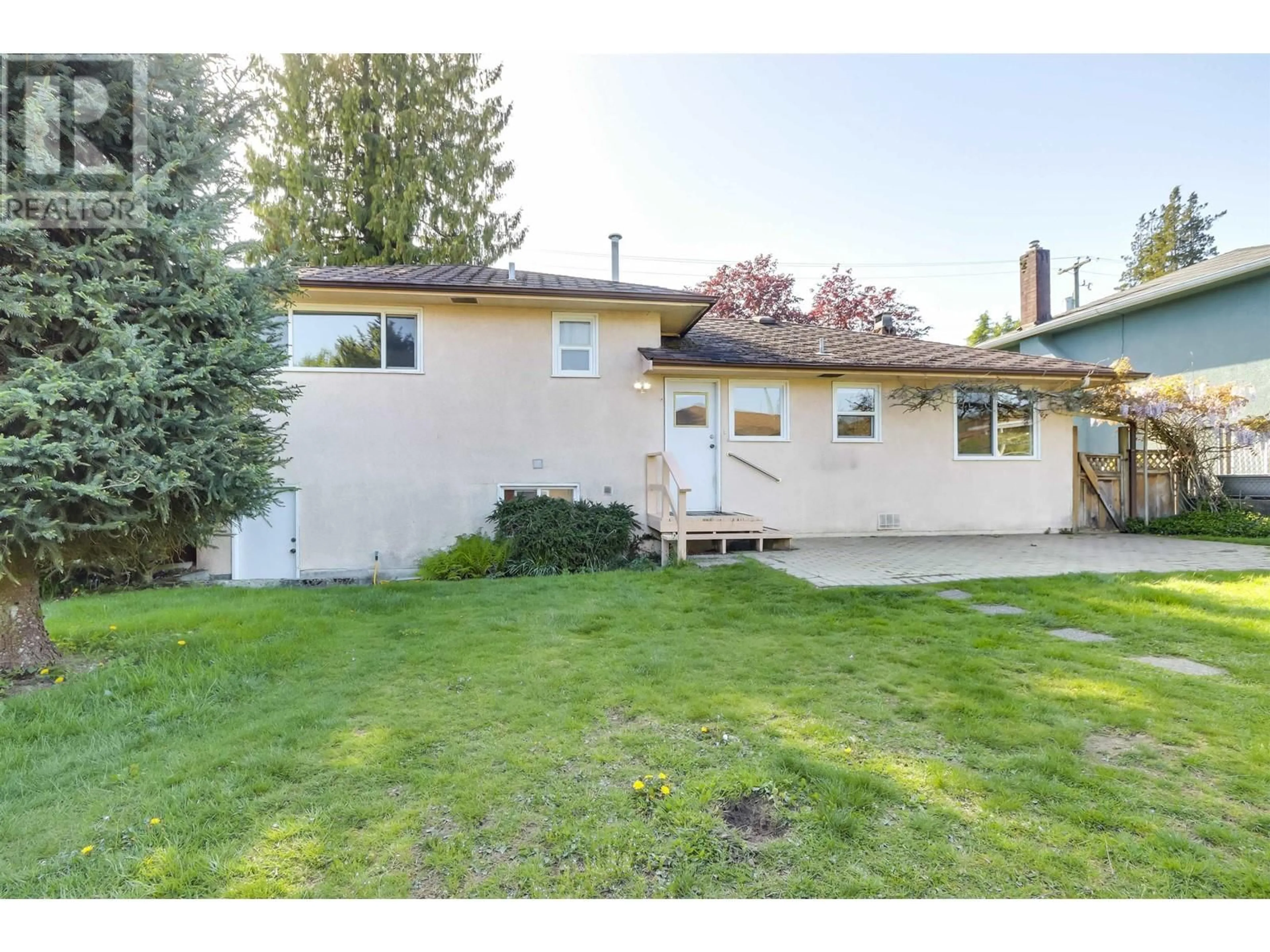 A pic from outside/outdoor area/front of a property/back of a property/a pic from drone, street for 2346 CLIFF AVENUE, Burnaby British Columbia V5A2L2