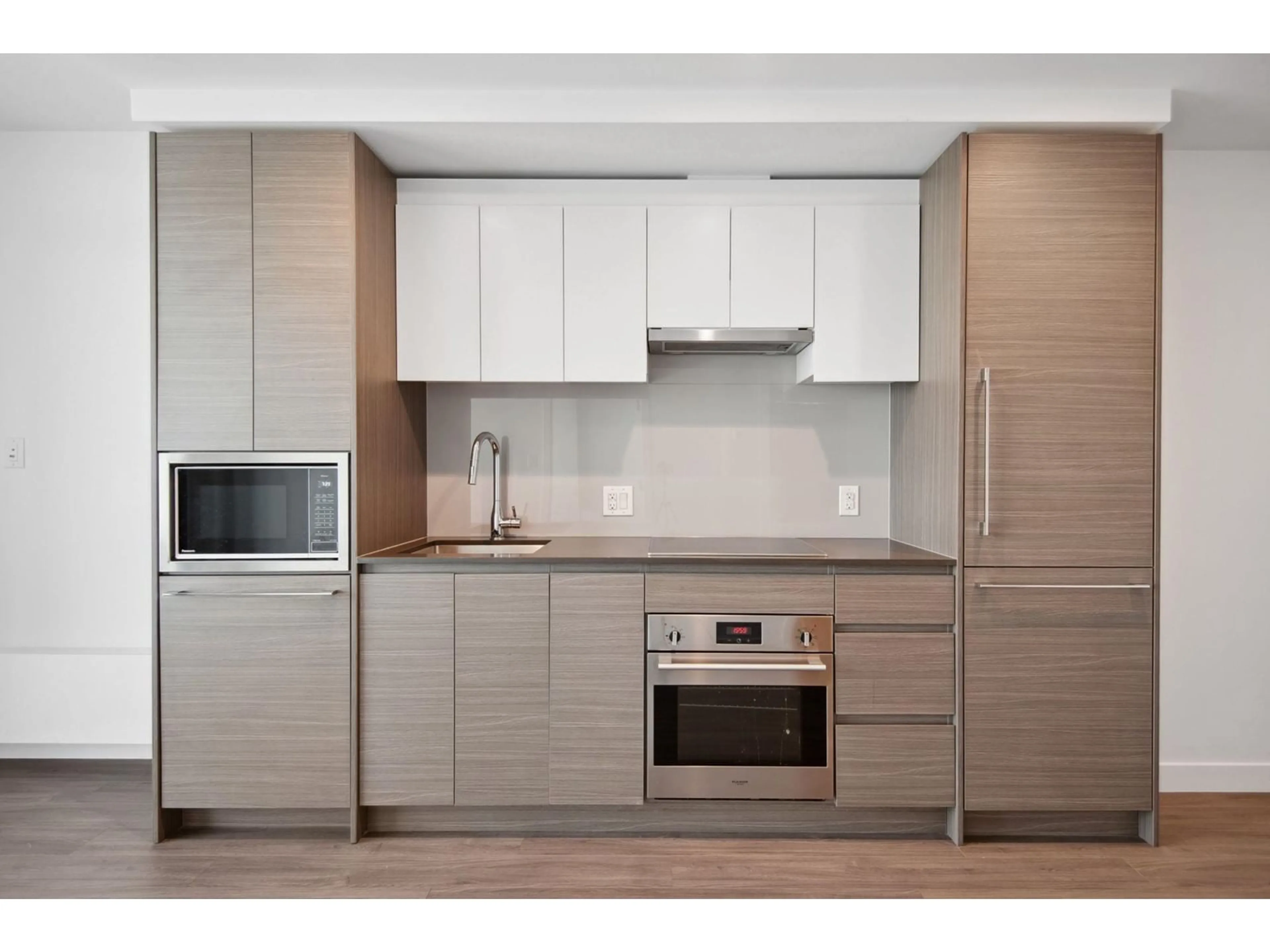 Standard kitchen, wood/laminate floor for 2001 - 13615 FRASER, Surrey British Columbia V3T0P7