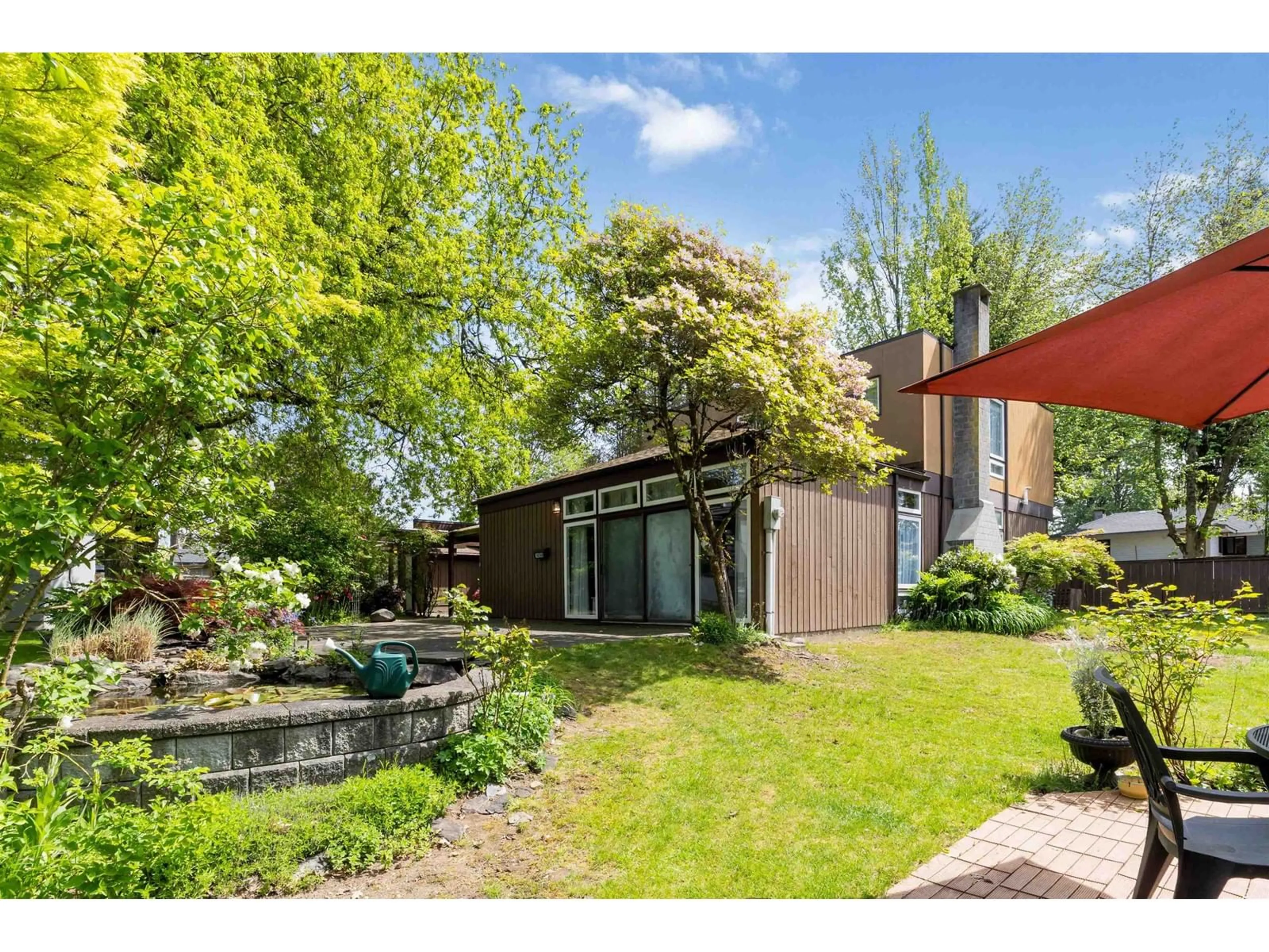 A pic from outside/outdoor area/front of a property/back of a property/a pic from drone, street for 14246 102, Surrey British Columbia V3T5A5