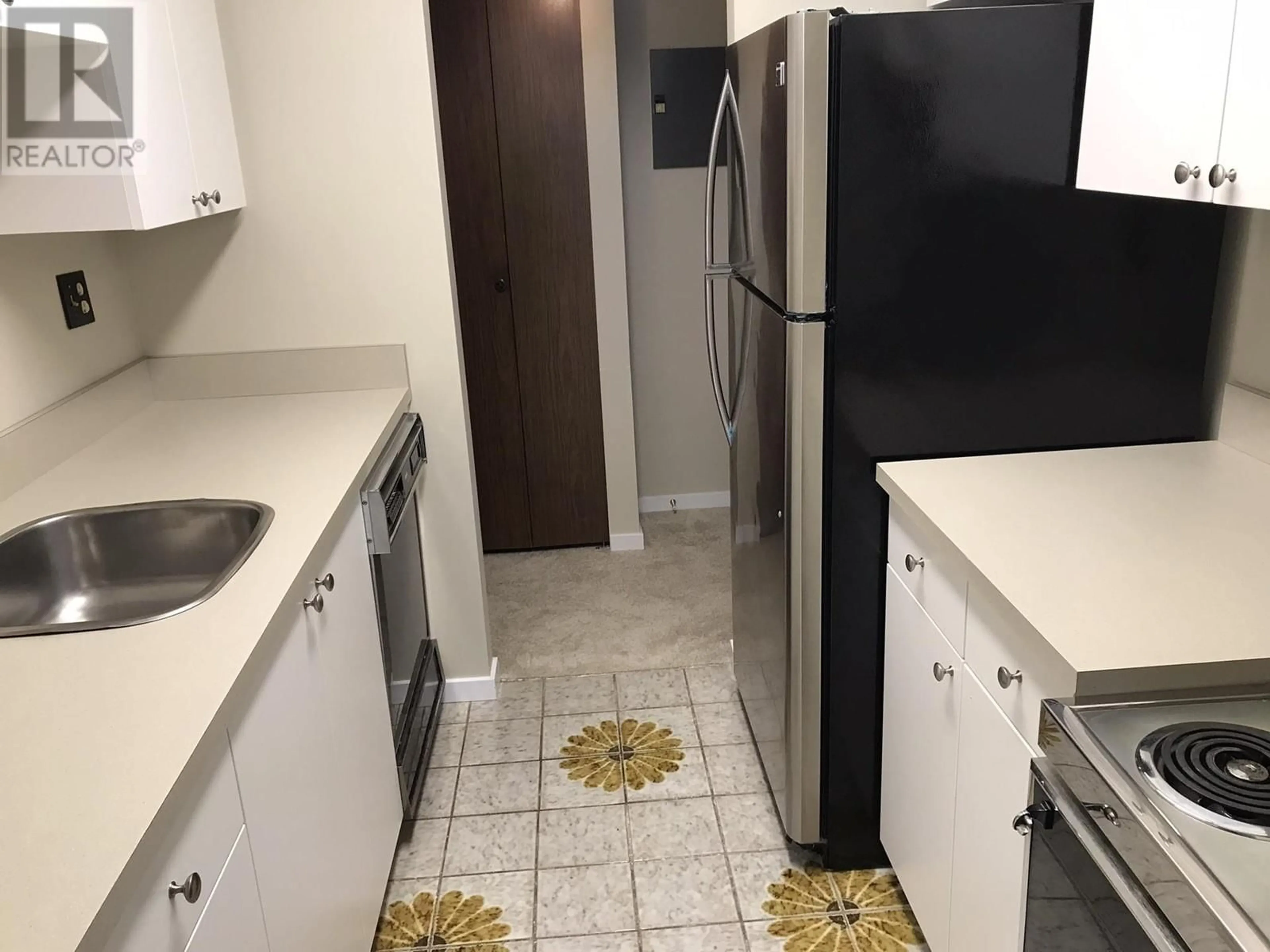 Standard kitchen, ceramic/tile floor for 104 - 620 SEVENTH AVENUE, New Westminster British Columbia V3M5T6