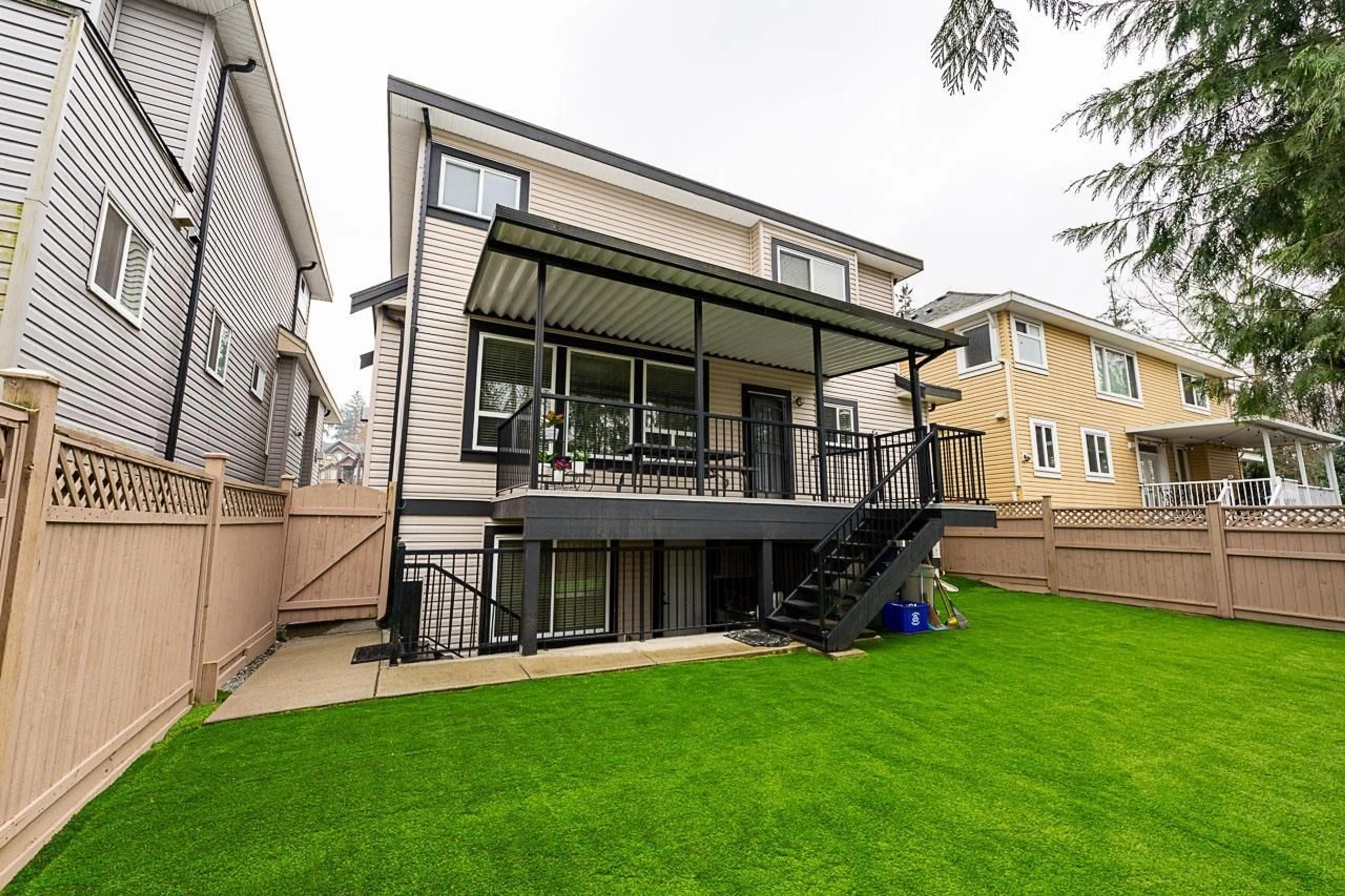 Home with vinyl exterior material, unknown for 14847 63, Surrey British Columbia V3S2W9