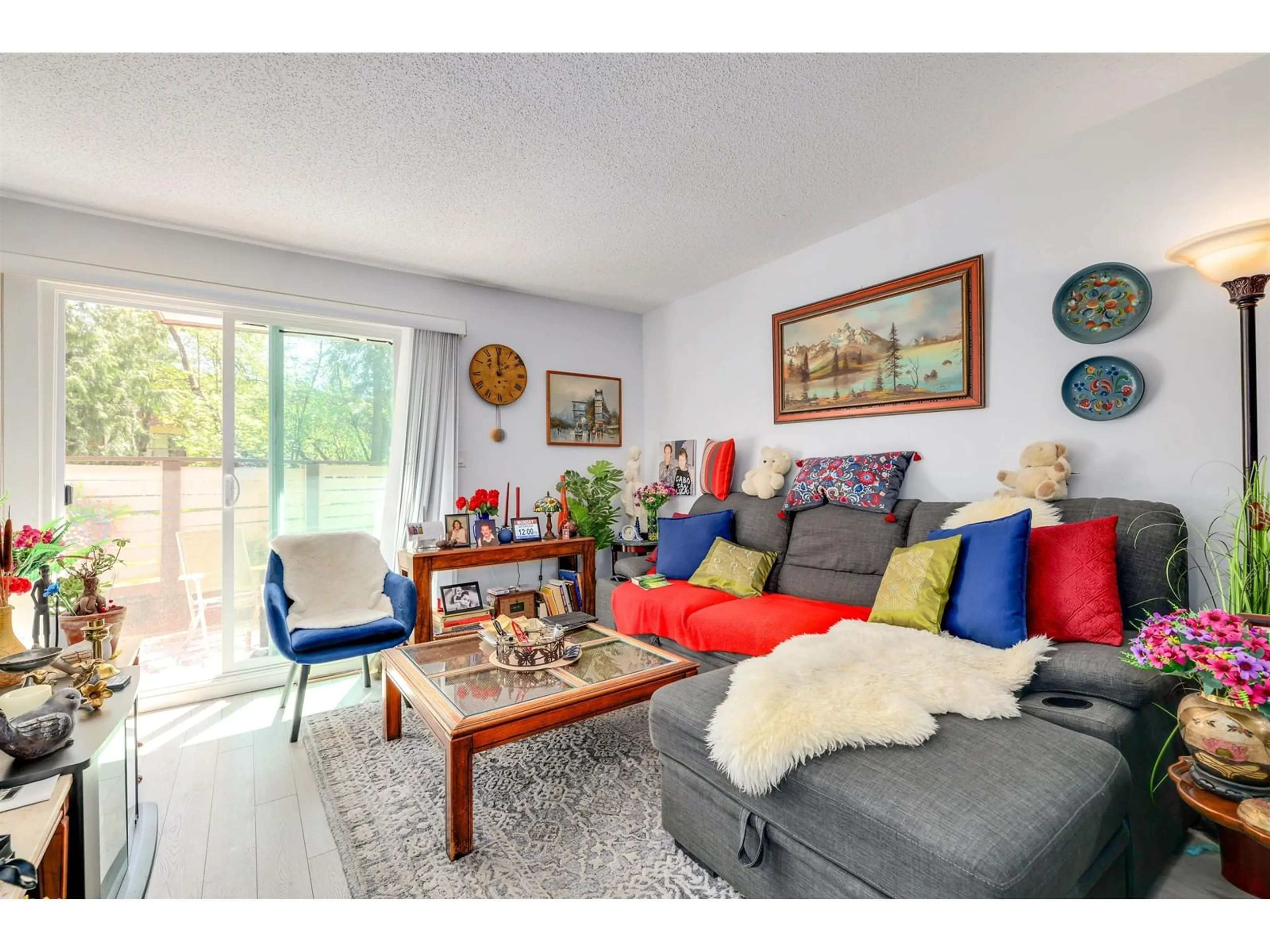 Living room with furniture, unknown for 10618 HOLLY PARK, Surrey British Columbia V3R6X9