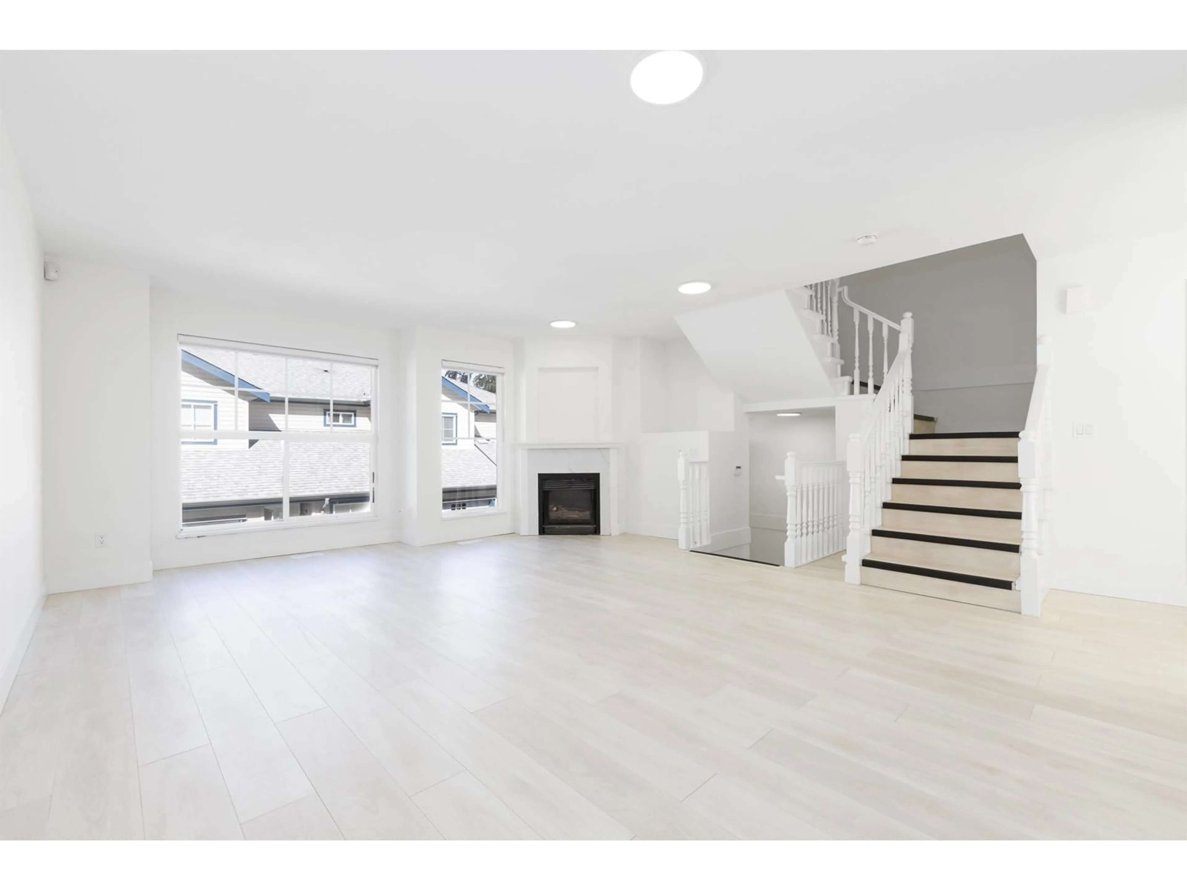 Indoor foyer for 203 - 9118 149, Surrey British Columbia V3R3Z6