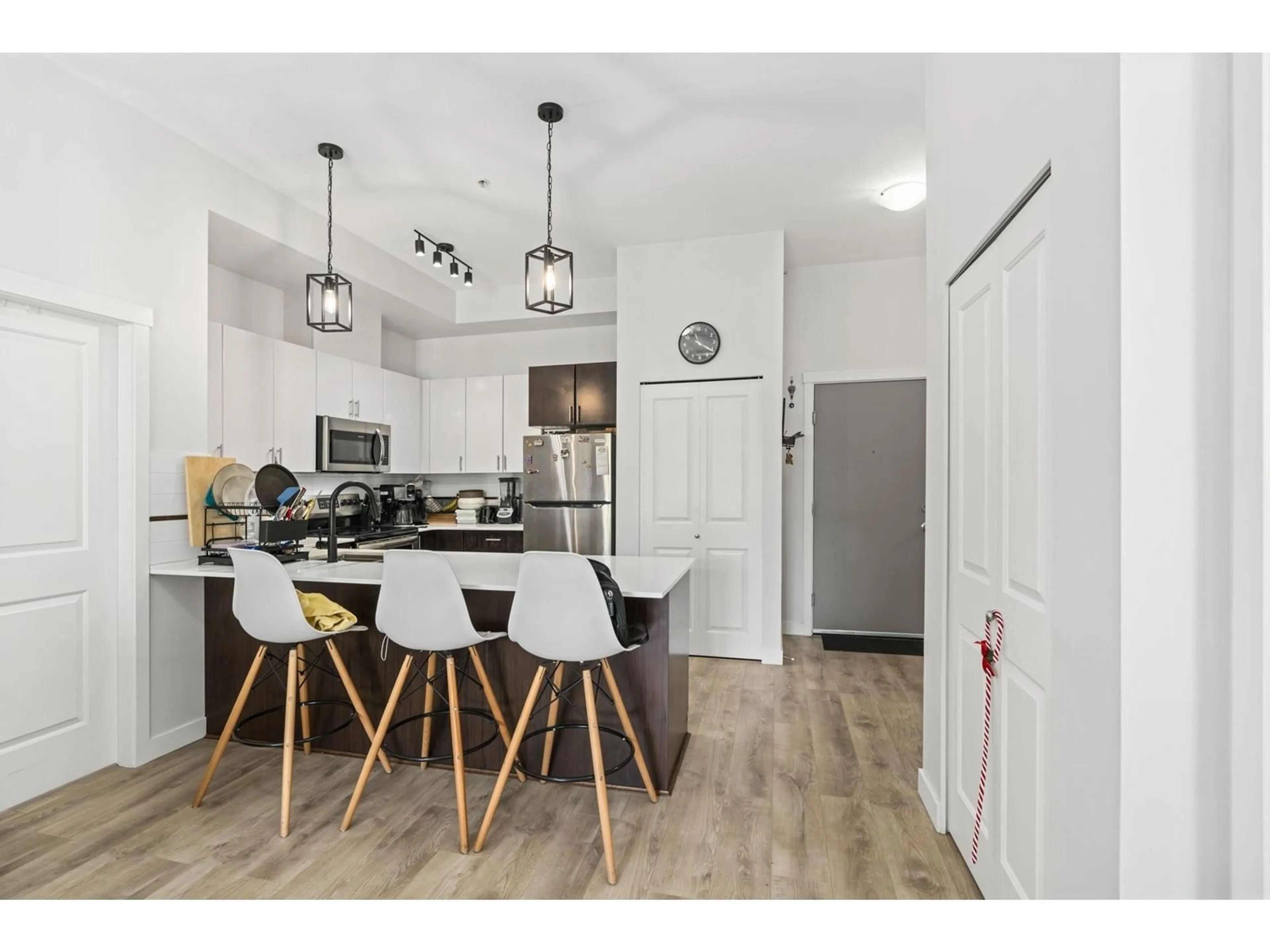 Open concept kitchen, wood/laminate floor for 401 - 14960 102A, Surrey British Columbia V3R6A3