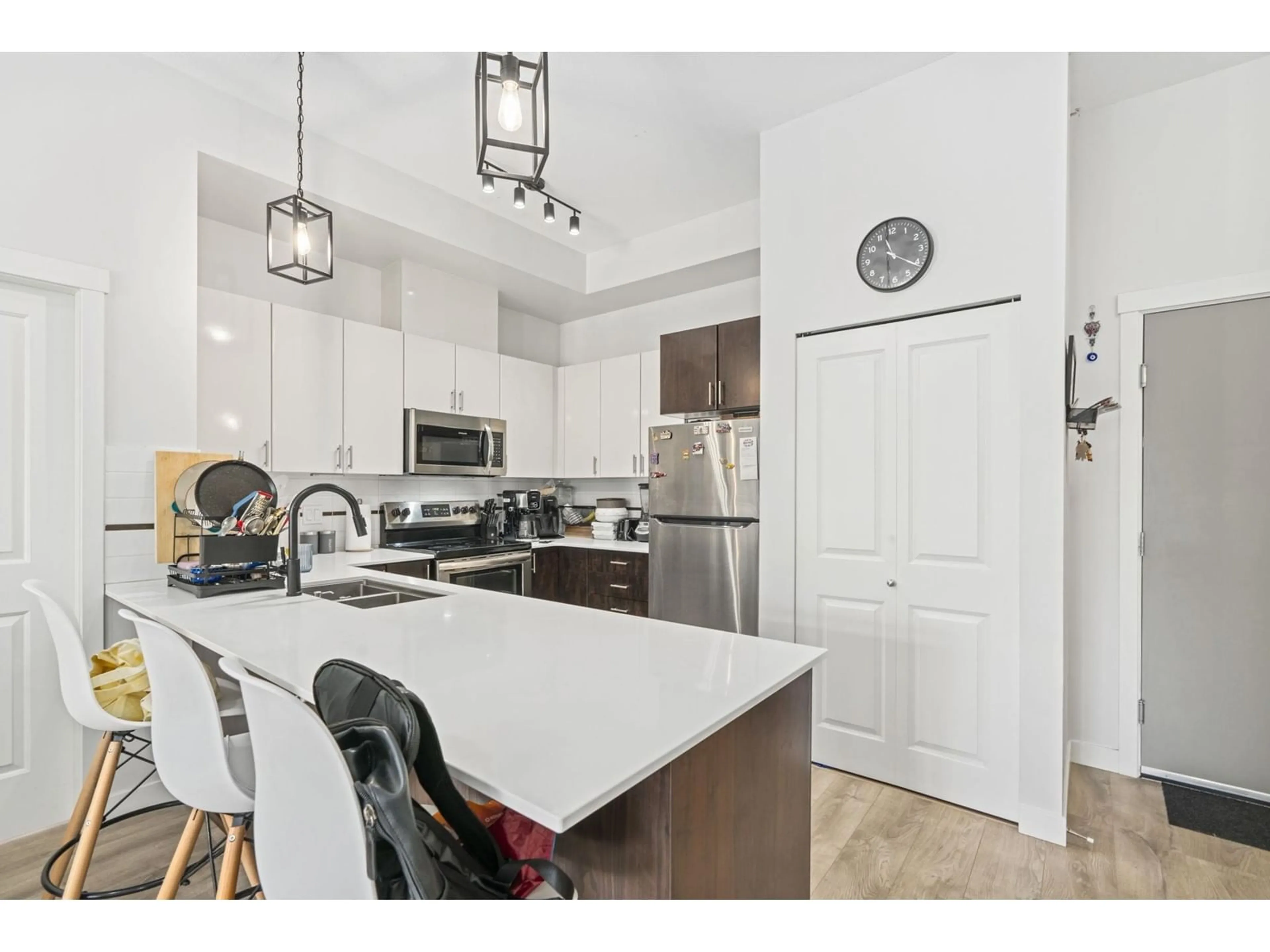 Open concept kitchen, ceramic/tile floor for 401 - 14960 102A, Surrey British Columbia V3R6A3