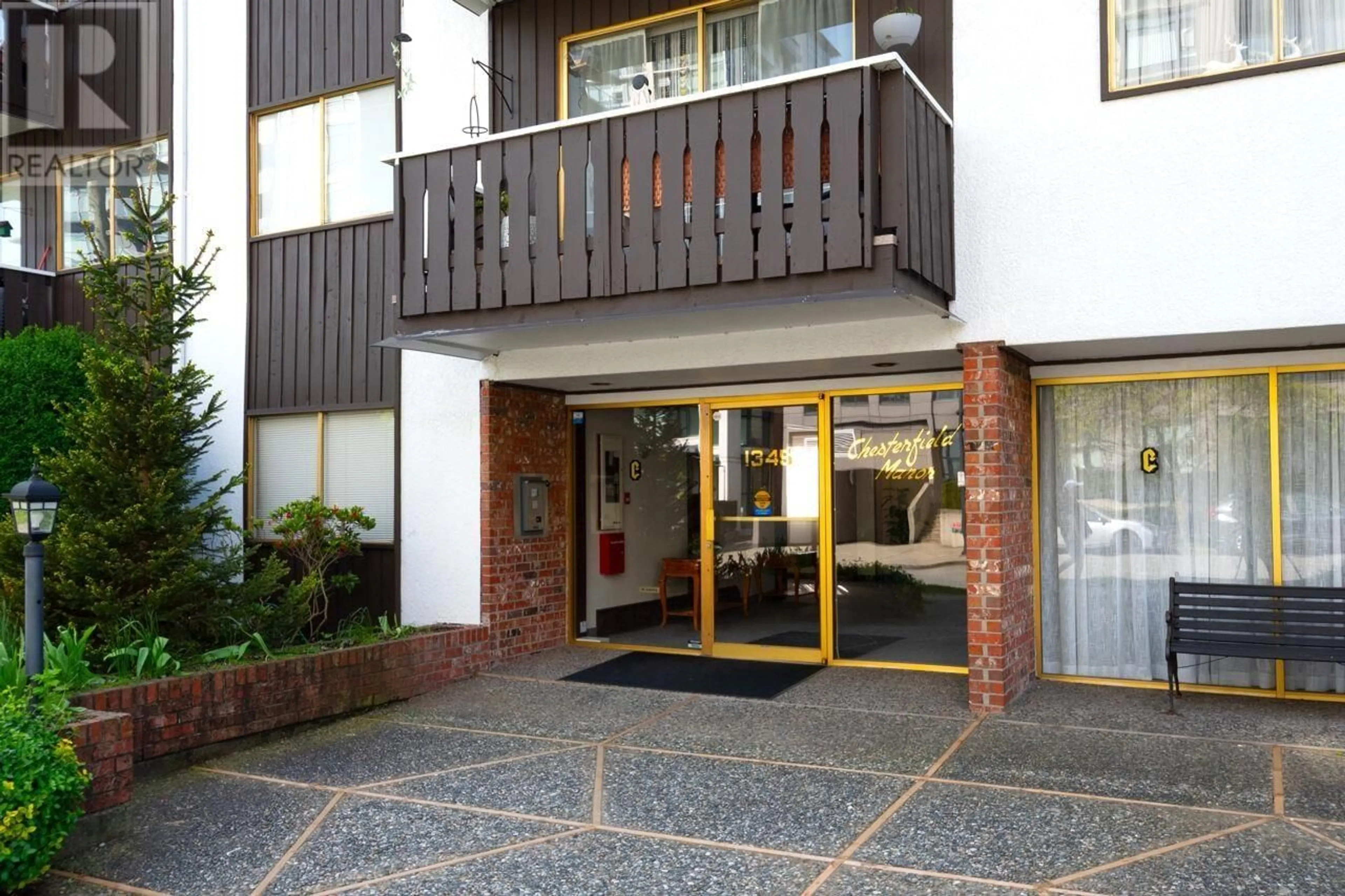 Indoor foyer for 114 - 1345 CHESTERFIELD AVENUE, North Vancouver British Columbia V7M2N1