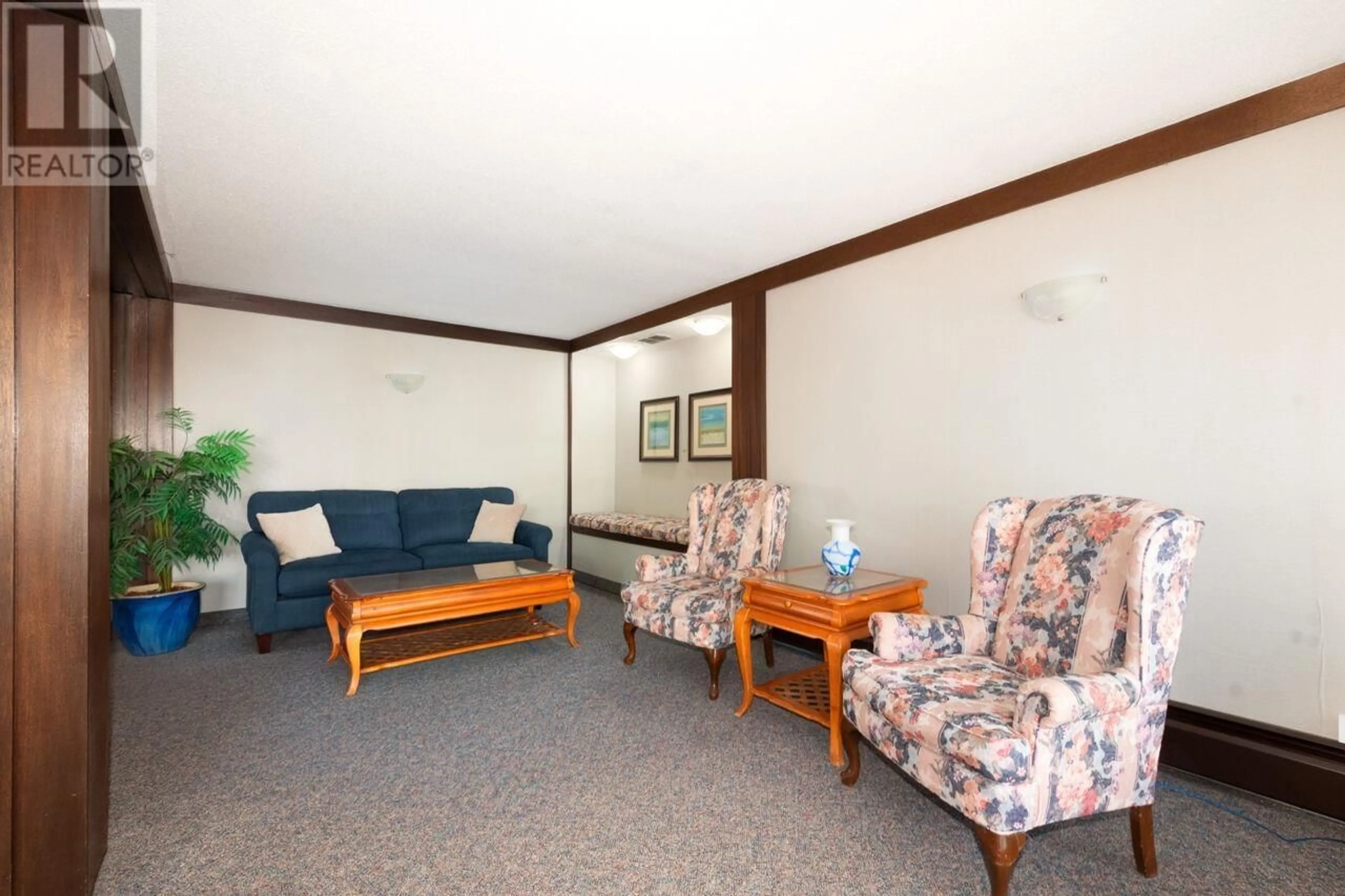 Living room with furniture, unknown for 114 - 1345 CHESTERFIELD AVENUE, North Vancouver British Columbia V7M2N1