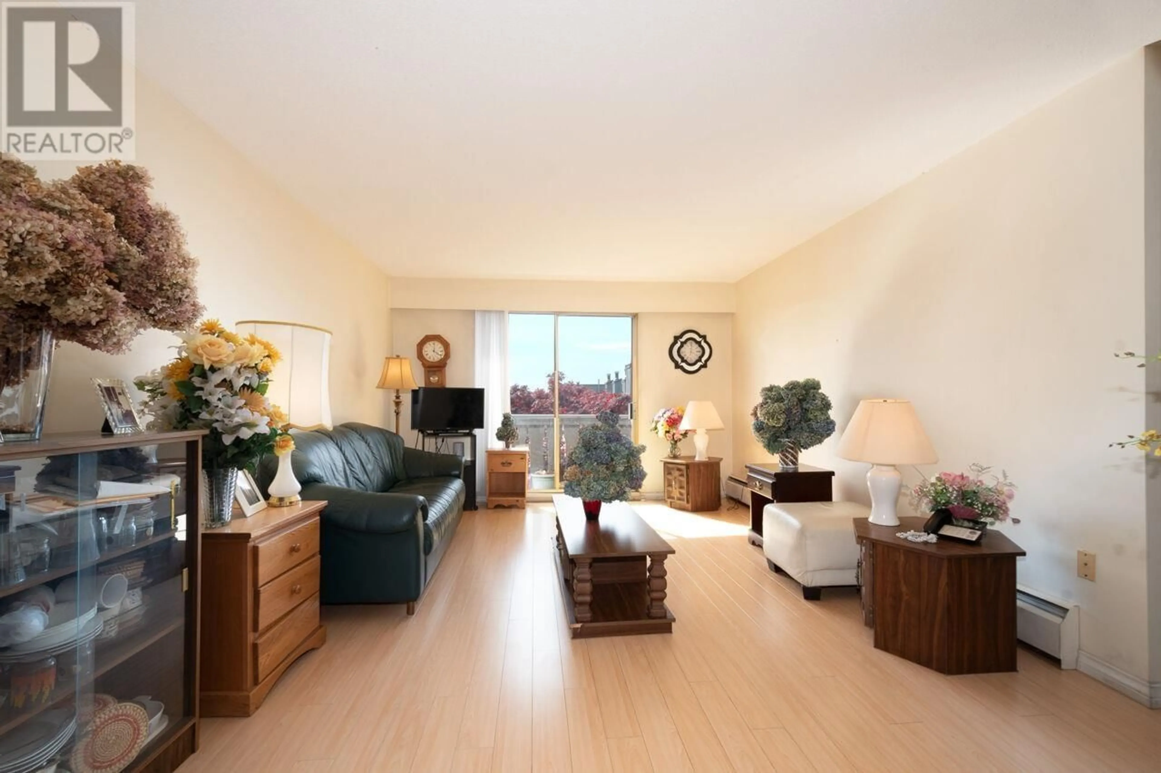 Living room with furniture, wood/laminate floor for 114 - 1345 CHESTERFIELD AVENUE, North Vancouver British Columbia V7M2N1