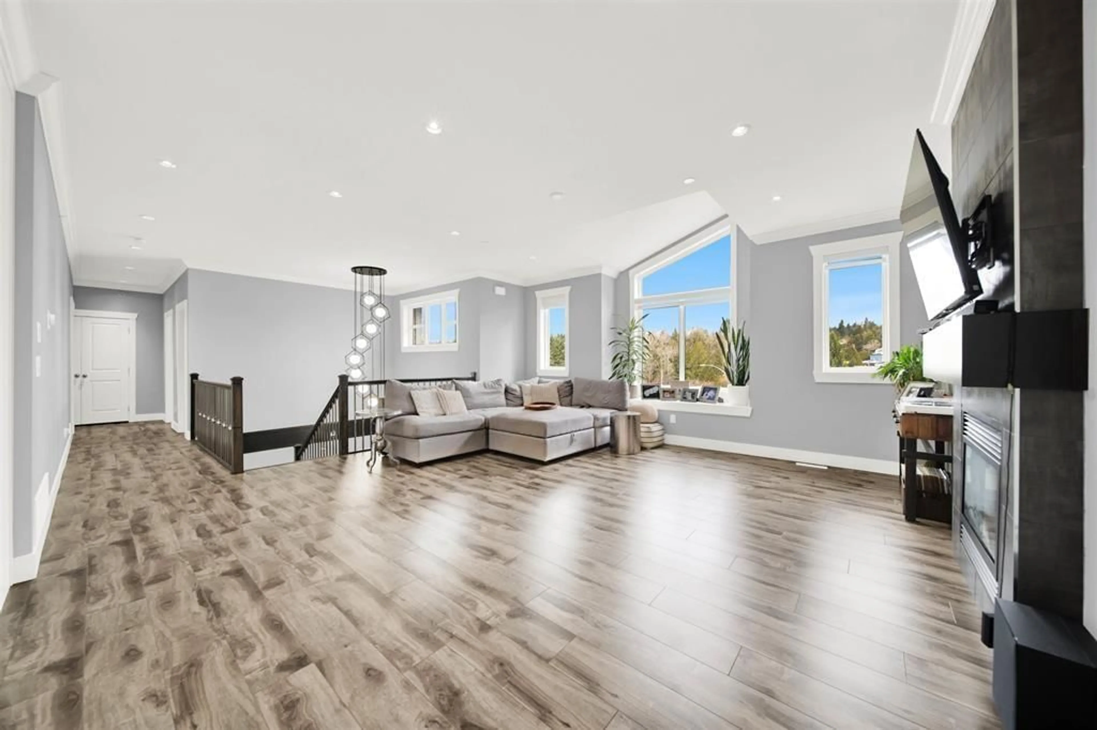Living room with furniture, wood/laminate floor for 7766 DEERFIELD, Mission British Columbia V2V3Z2