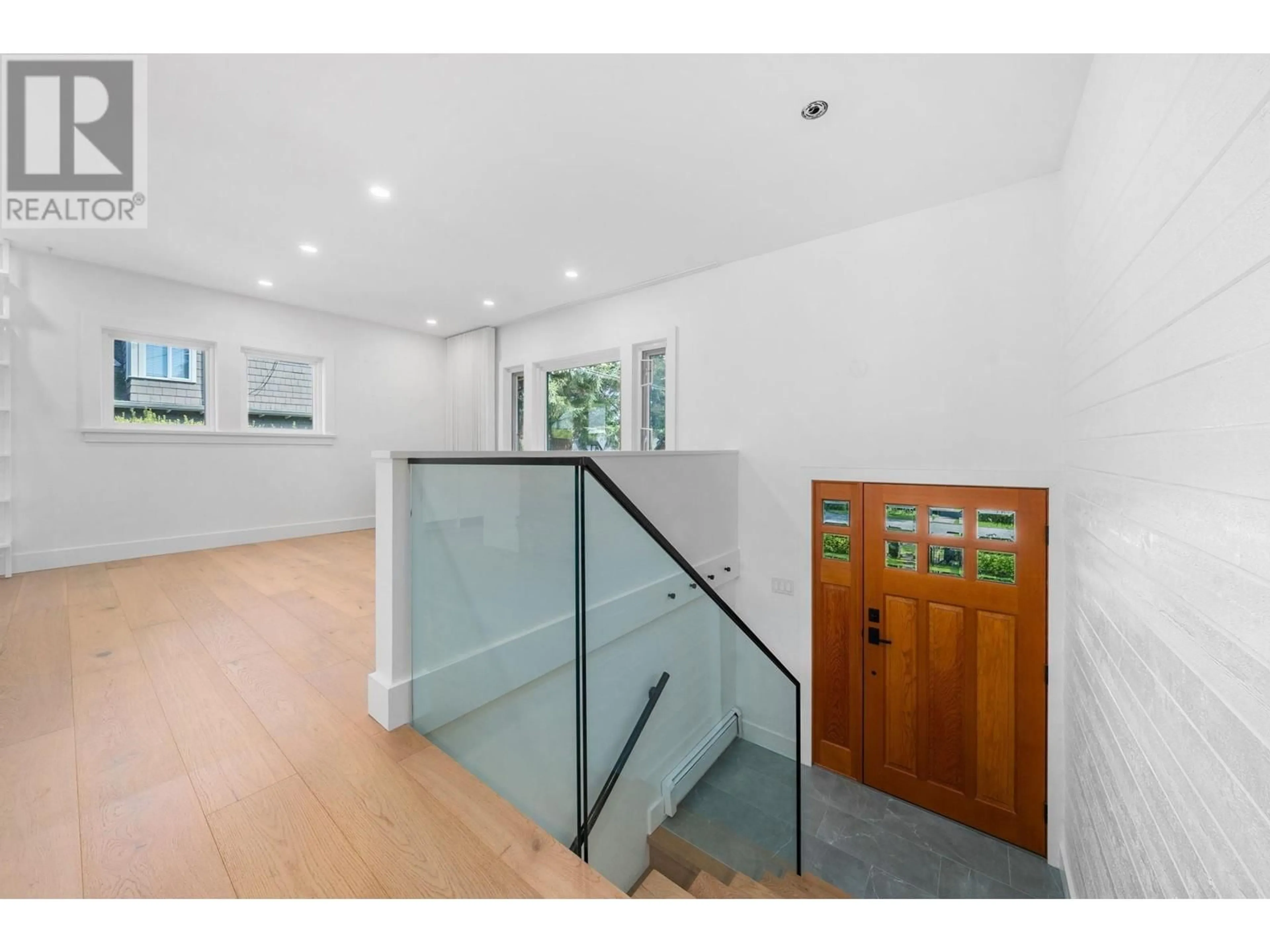 Indoor foyer for 532 18TH STREET, North Vancouver British Columbia V7L2Y3