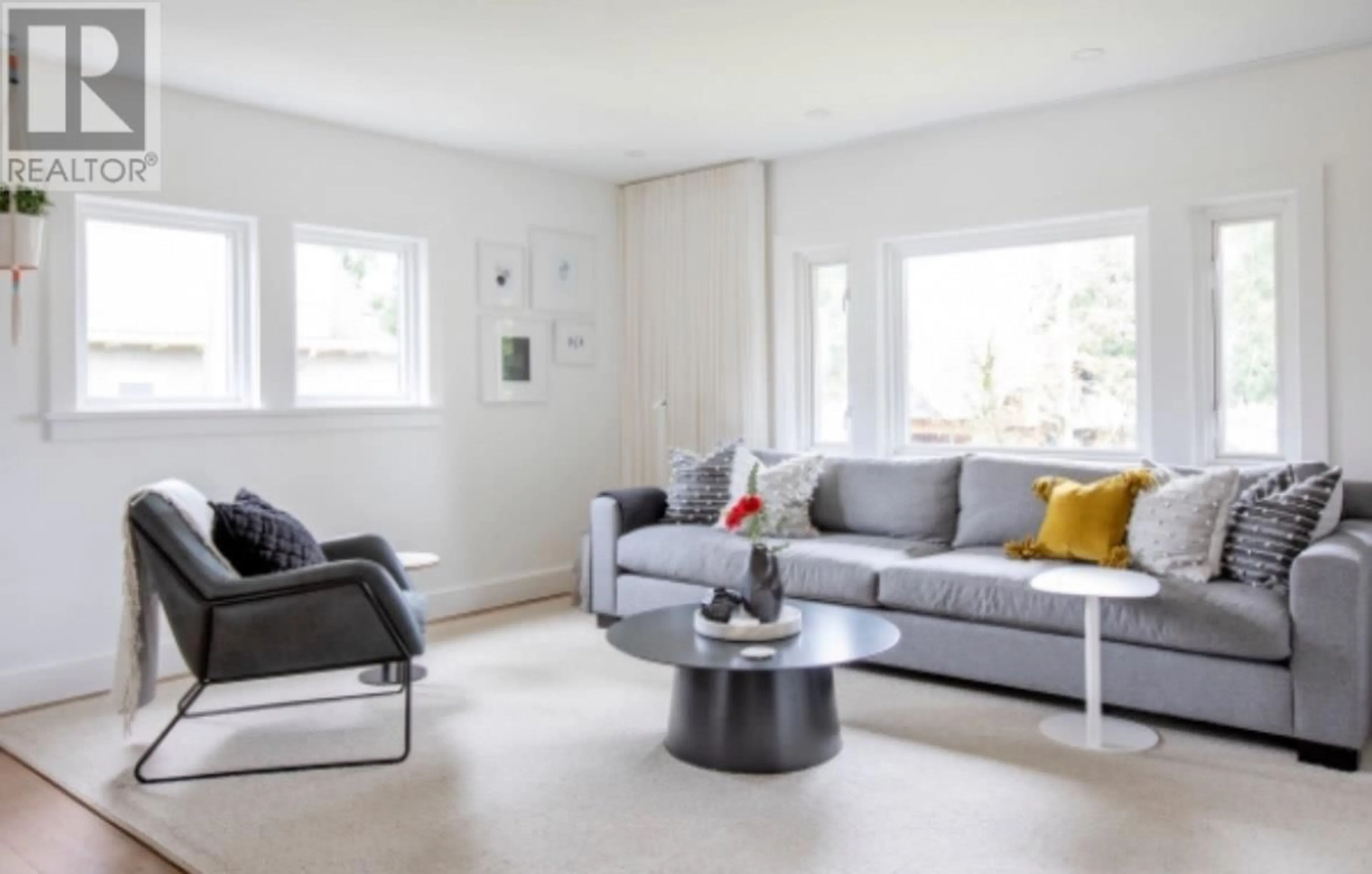 Living room with furniture, unknown for 532 18TH STREET, North Vancouver British Columbia V7L2Y3