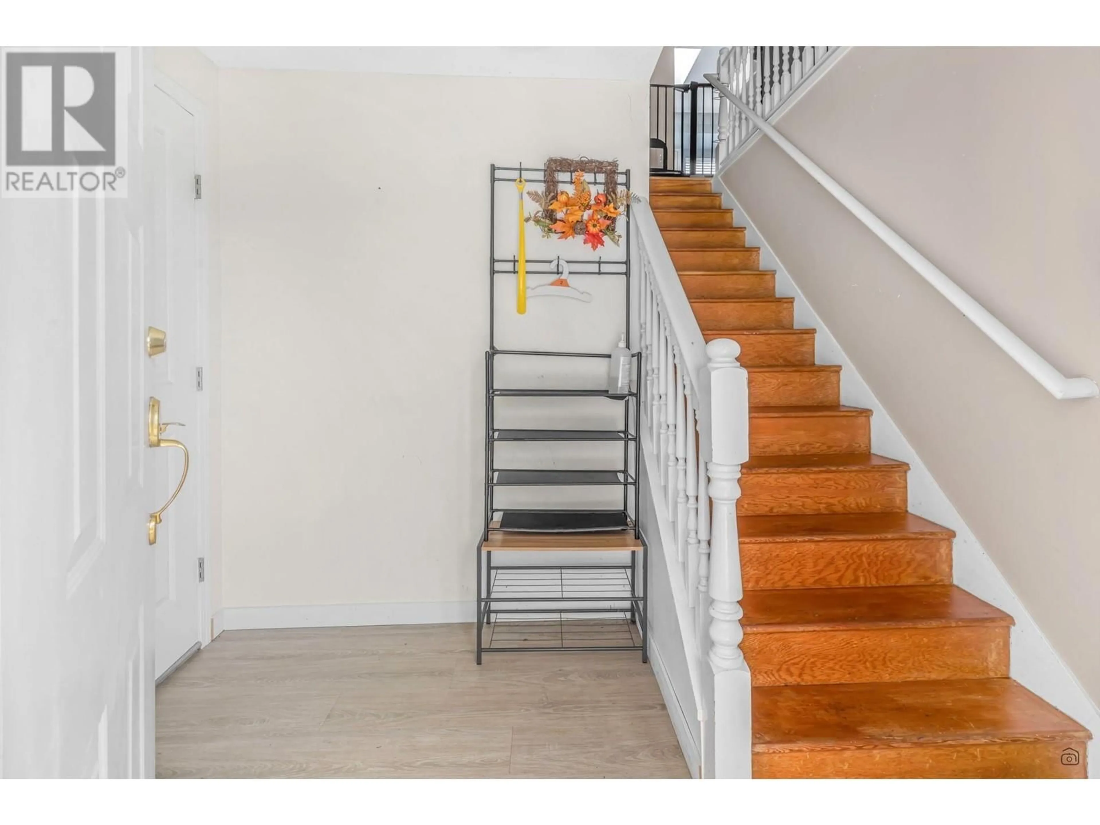 Indoor foyer for 10580 SEAHAM CRESCENT, Richmond British Columbia V7A3Y7