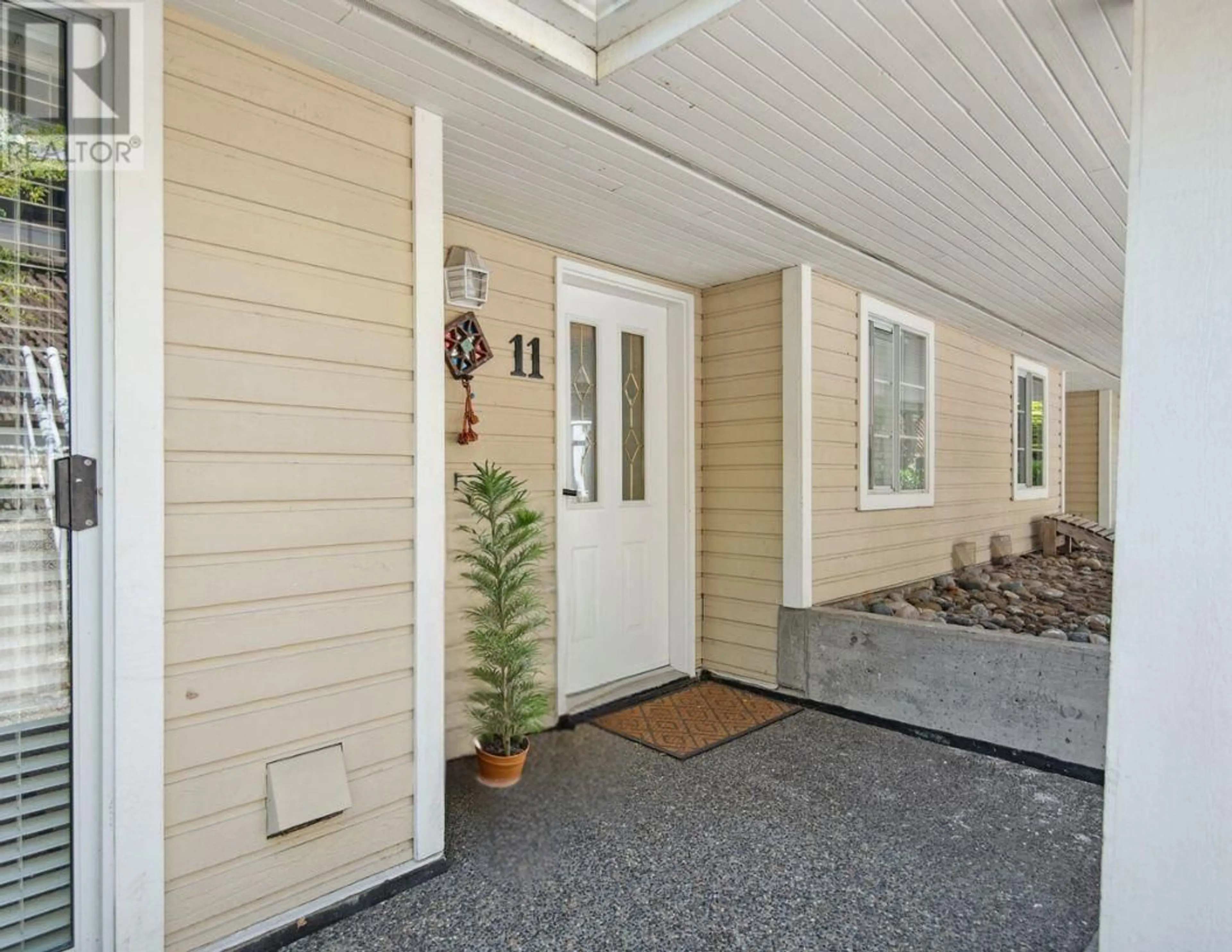Indoor entryway for 11 - 249 4TH STREET, North Vancouver British Columbia V7L1J1