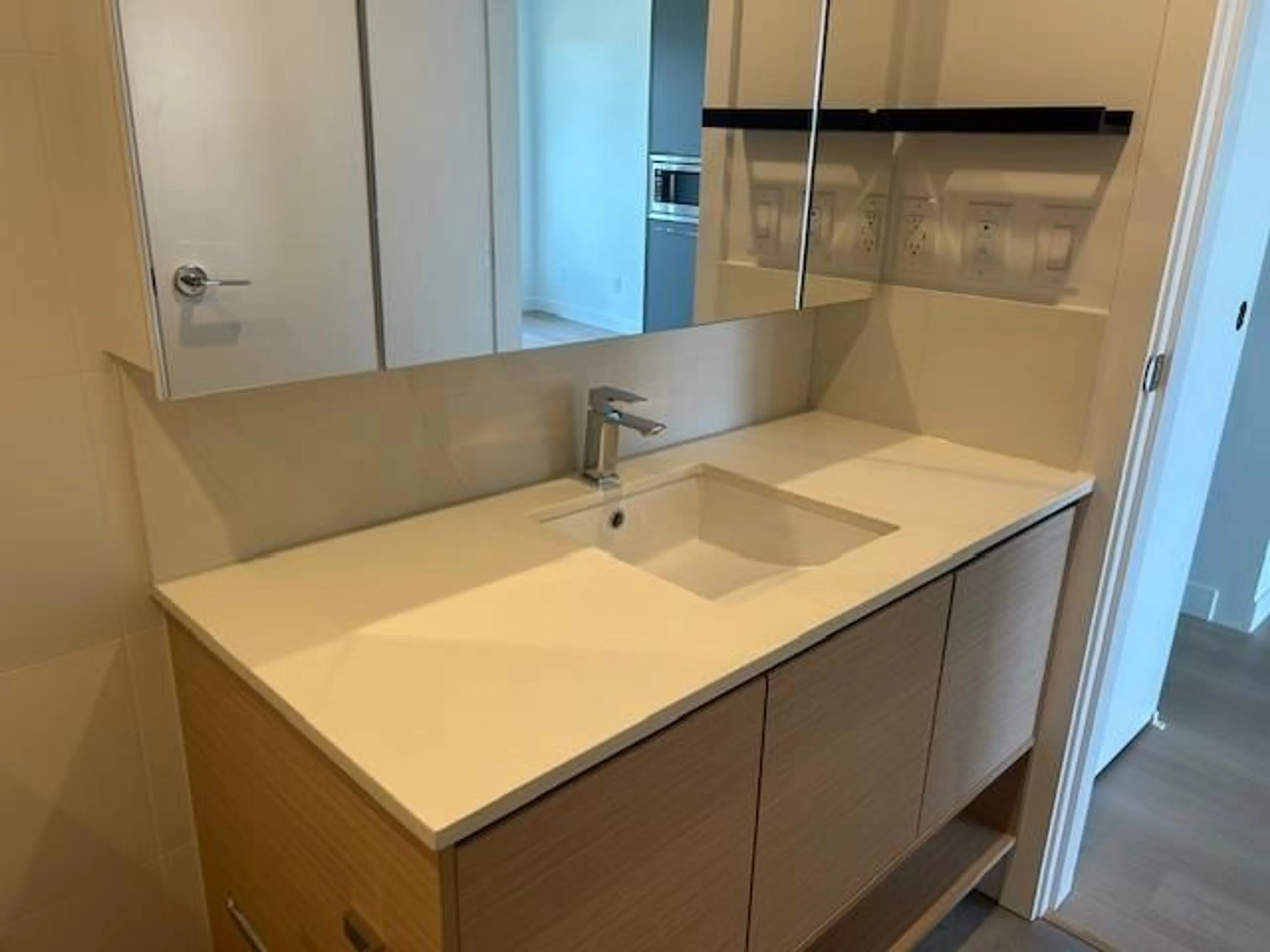 Standard bathroom, ceramic/tile floor for 2407 - 13725 GEORGE JUNCTION, Surrey British Columbia V3T4Y3