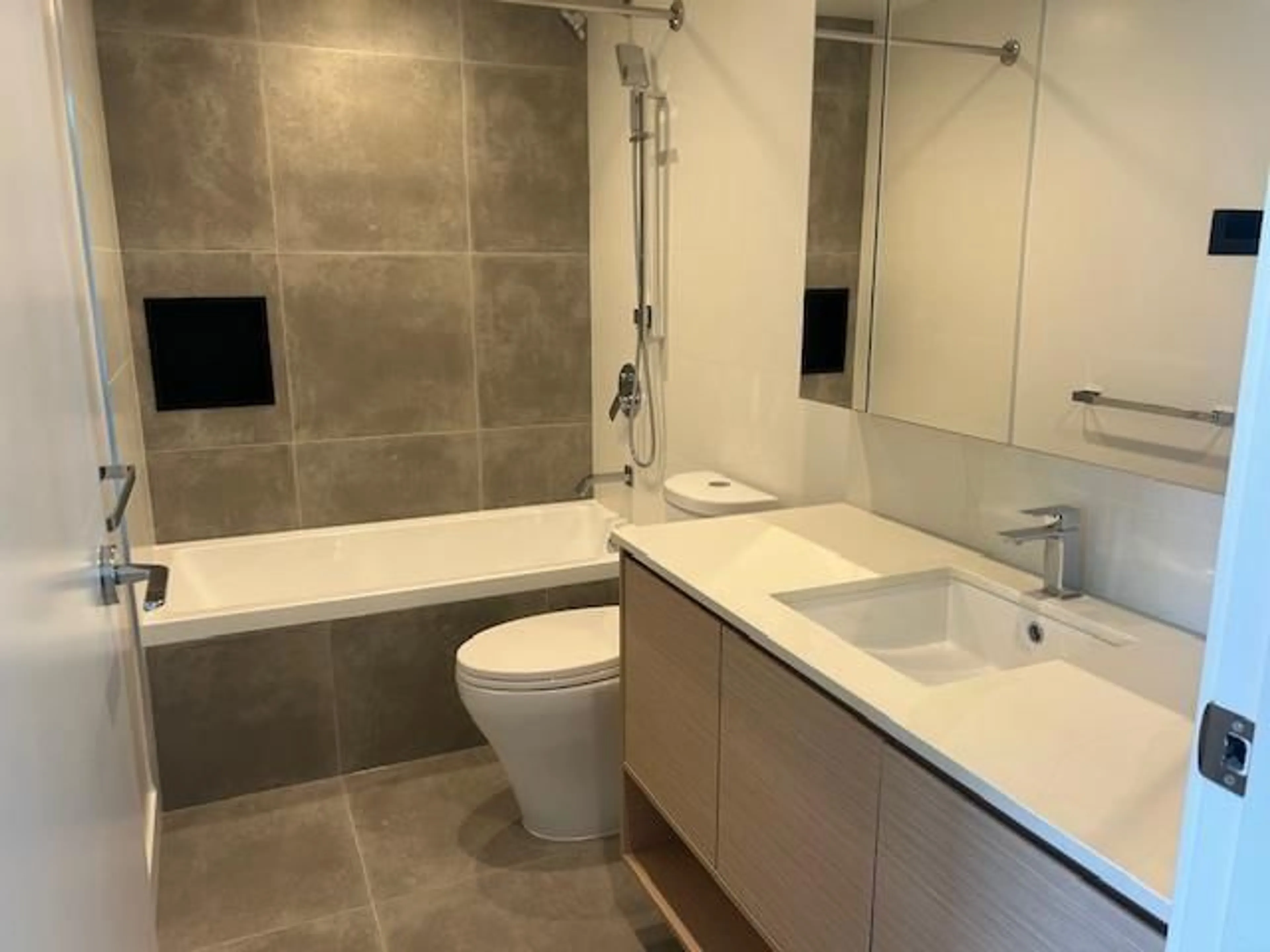 Contemporary bathroom, ceramic/tile floor for 2407 - 13725 GEORGE JUNCTION, Surrey British Columbia V3T4Y3