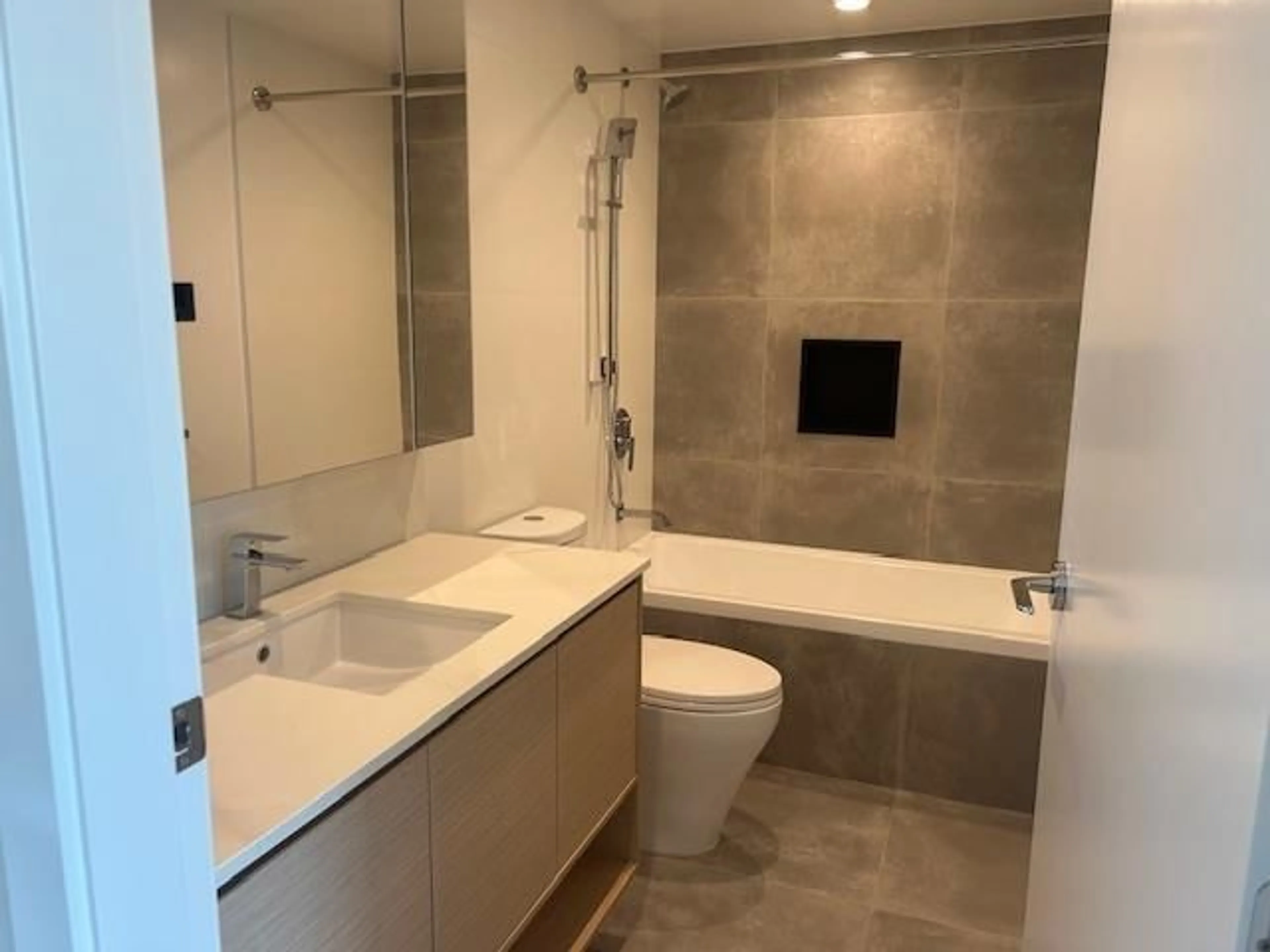 Standard bathroom, ceramic/tile floor for 3106 - 13725 GEORGE JUNCTION, Surrey British Columbia V3T4Y3