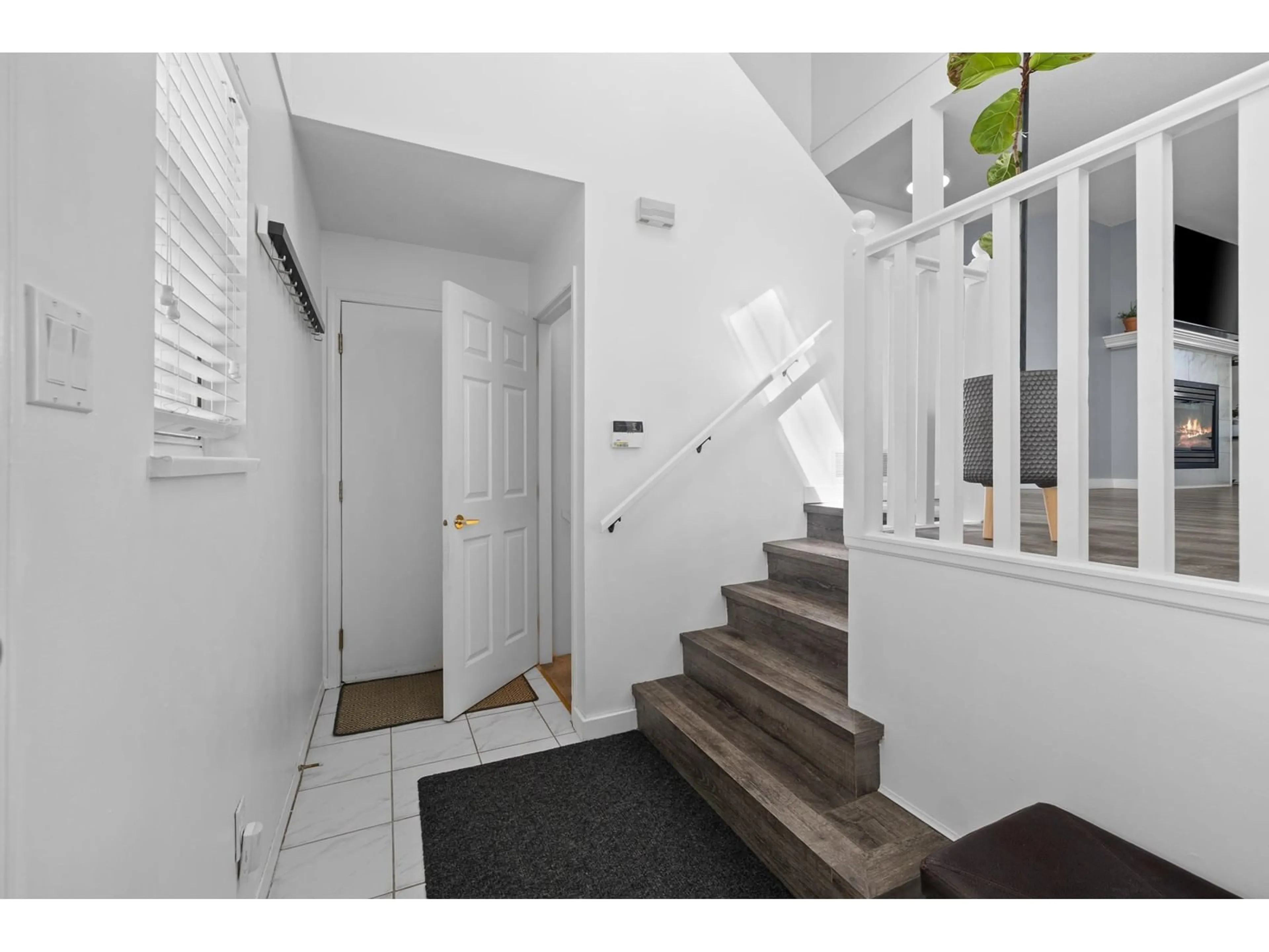 Indoor entryway for 89 - 16318 82, Surrey British Columbia V4N0N9