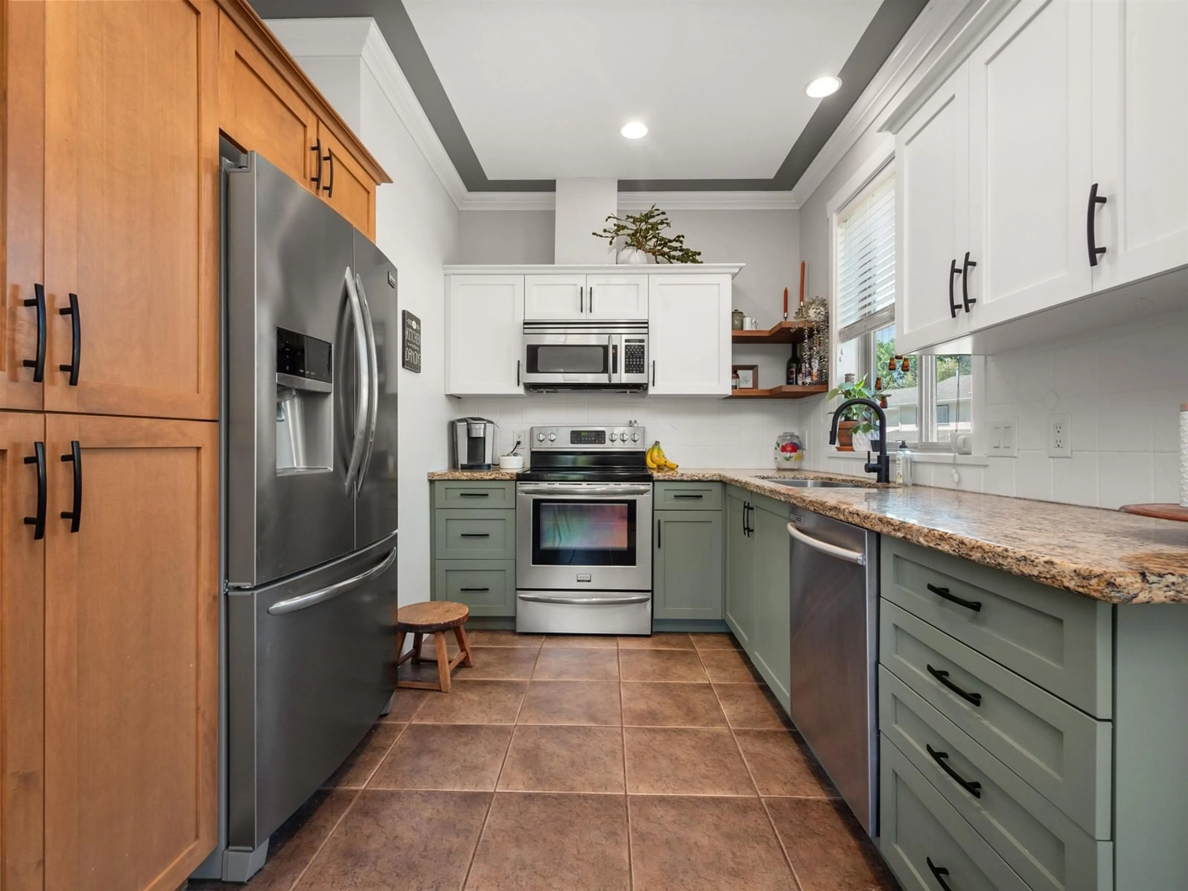 Open concept kitchen, ceramic/tile floor for 1 - 45624 STOREY AVENUE, Chilliwack British Columbia V2R0H7
