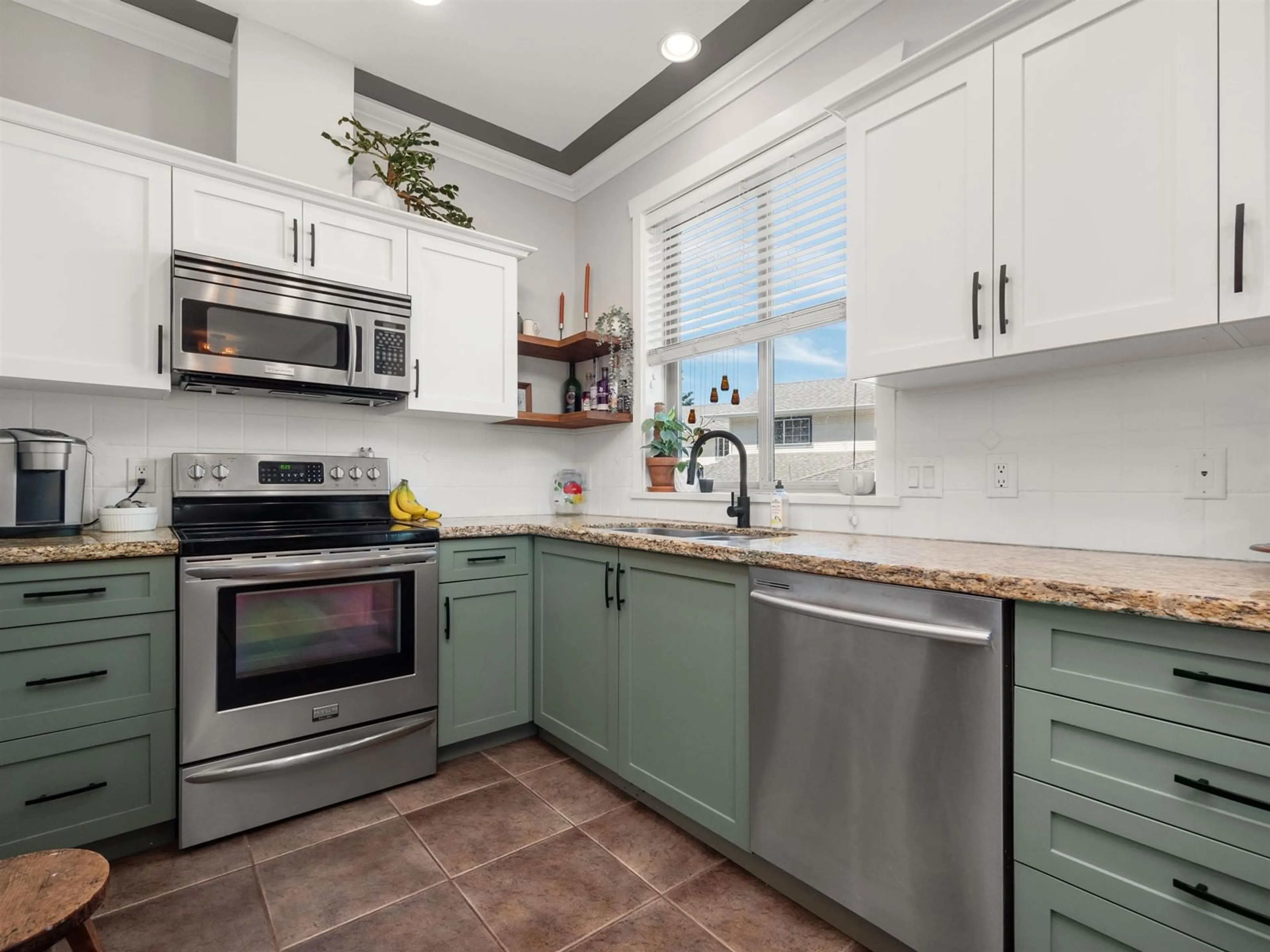 Open concept kitchen, ceramic/tile floor for 1 - 45624 STOREY AVENUE, Chilliwack British Columbia V2R0H7