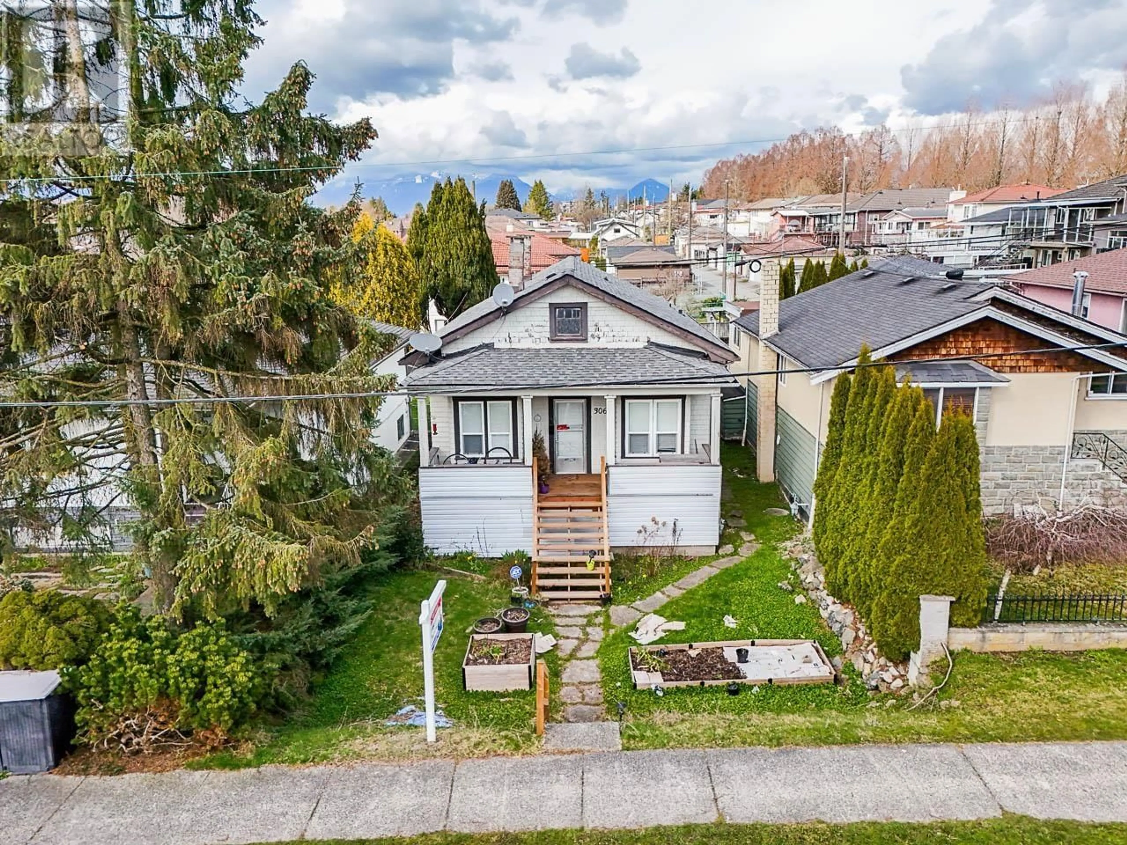 A pic from outside/outdoor area/front of a property/back of a property/a pic from drone, street for 3065 E 45TH AVENUE, Vancouver British Columbia V5R3C8