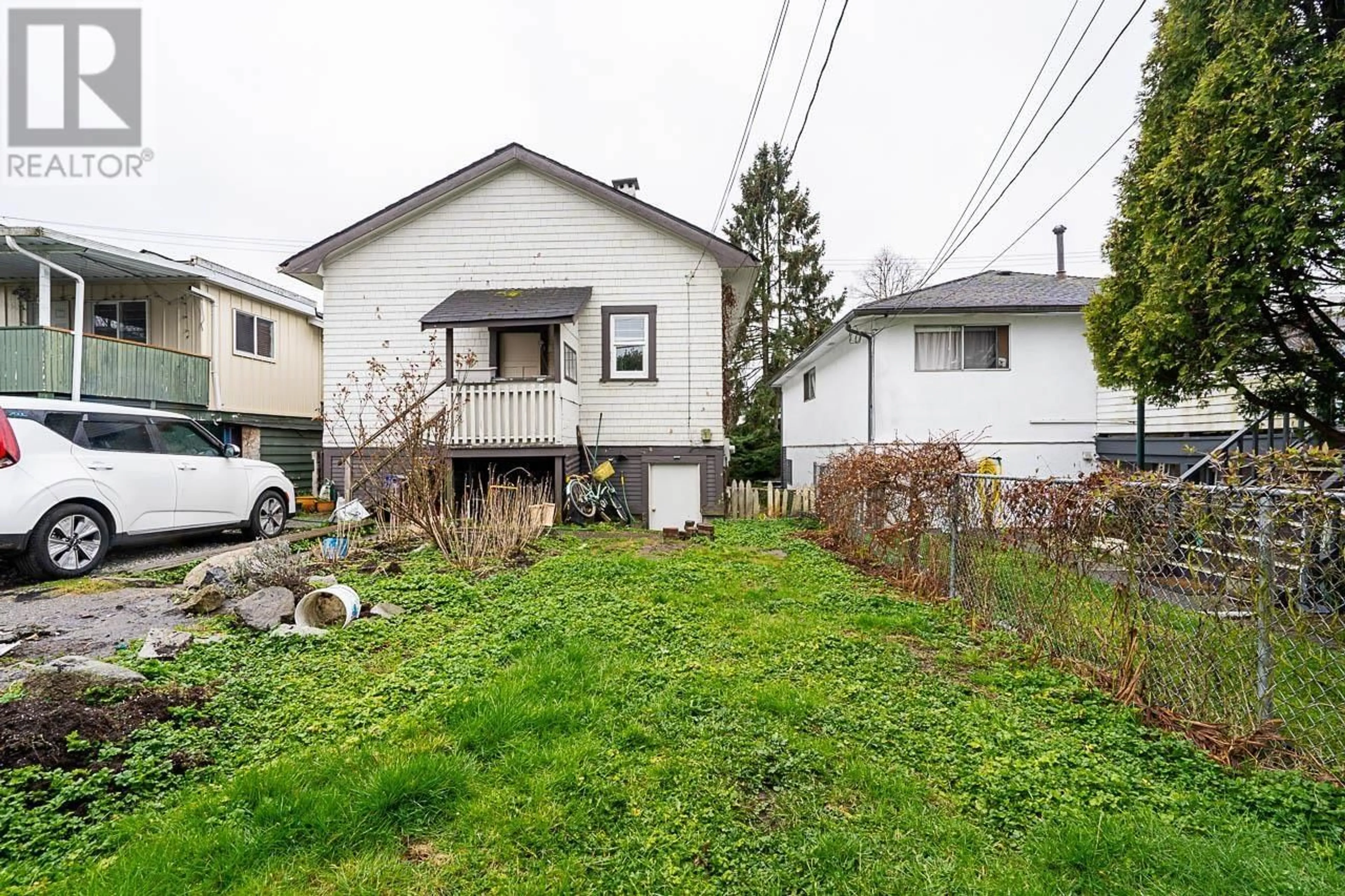 A pic from outside/outdoor area/front of a property/back of a property/a pic from drone, street for 3065 E 45TH AVENUE, Vancouver British Columbia V5R3C8