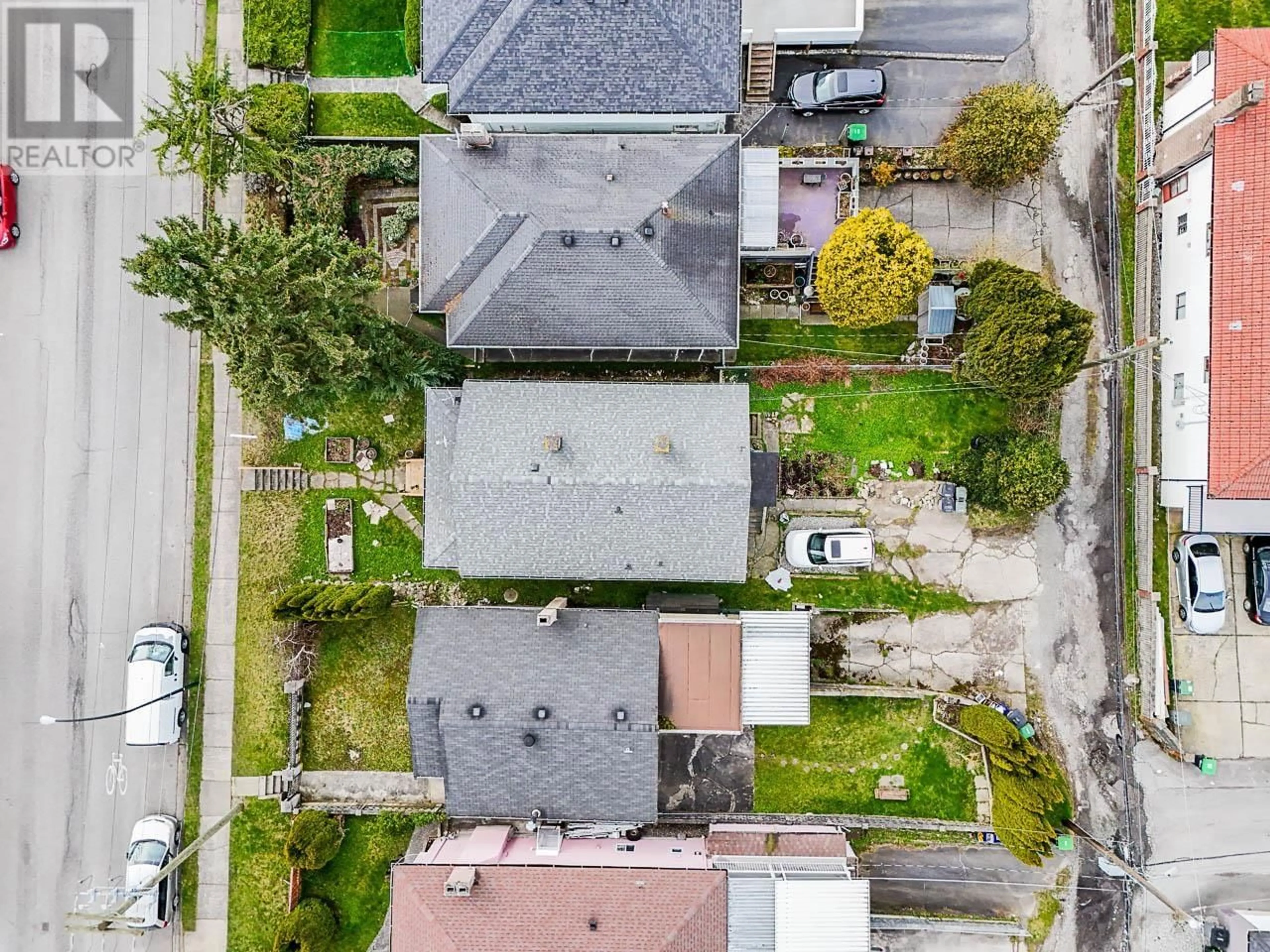 A pic from outside/outdoor area/front of a property/back of a property/a pic from drone, street for 3065 E 45TH AVENUE, Vancouver British Columbia V5R3C8