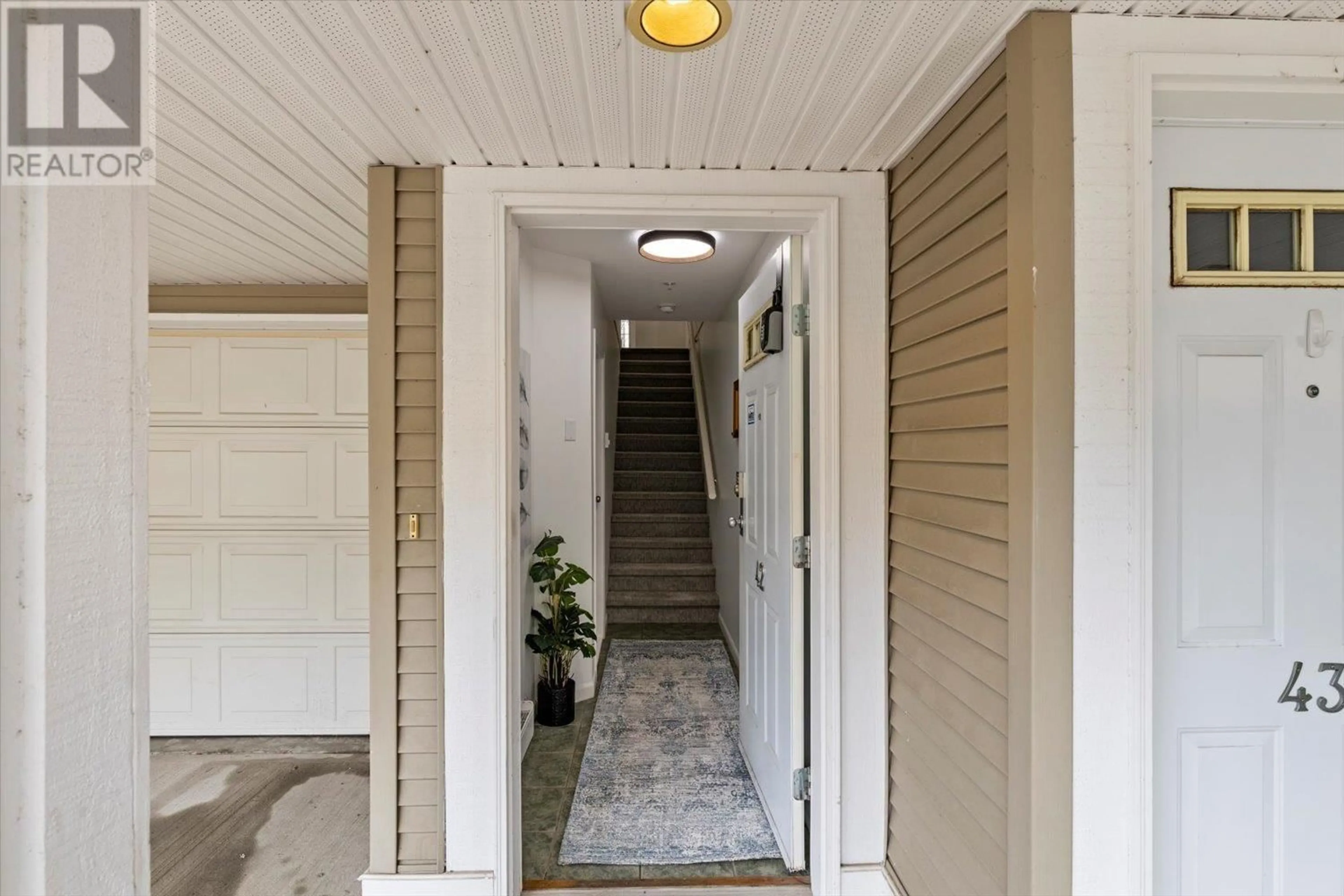Indoor entryway for 42 - 2927 FREMONT STREET, Port Coquitlam British Columbia V3B7X8
