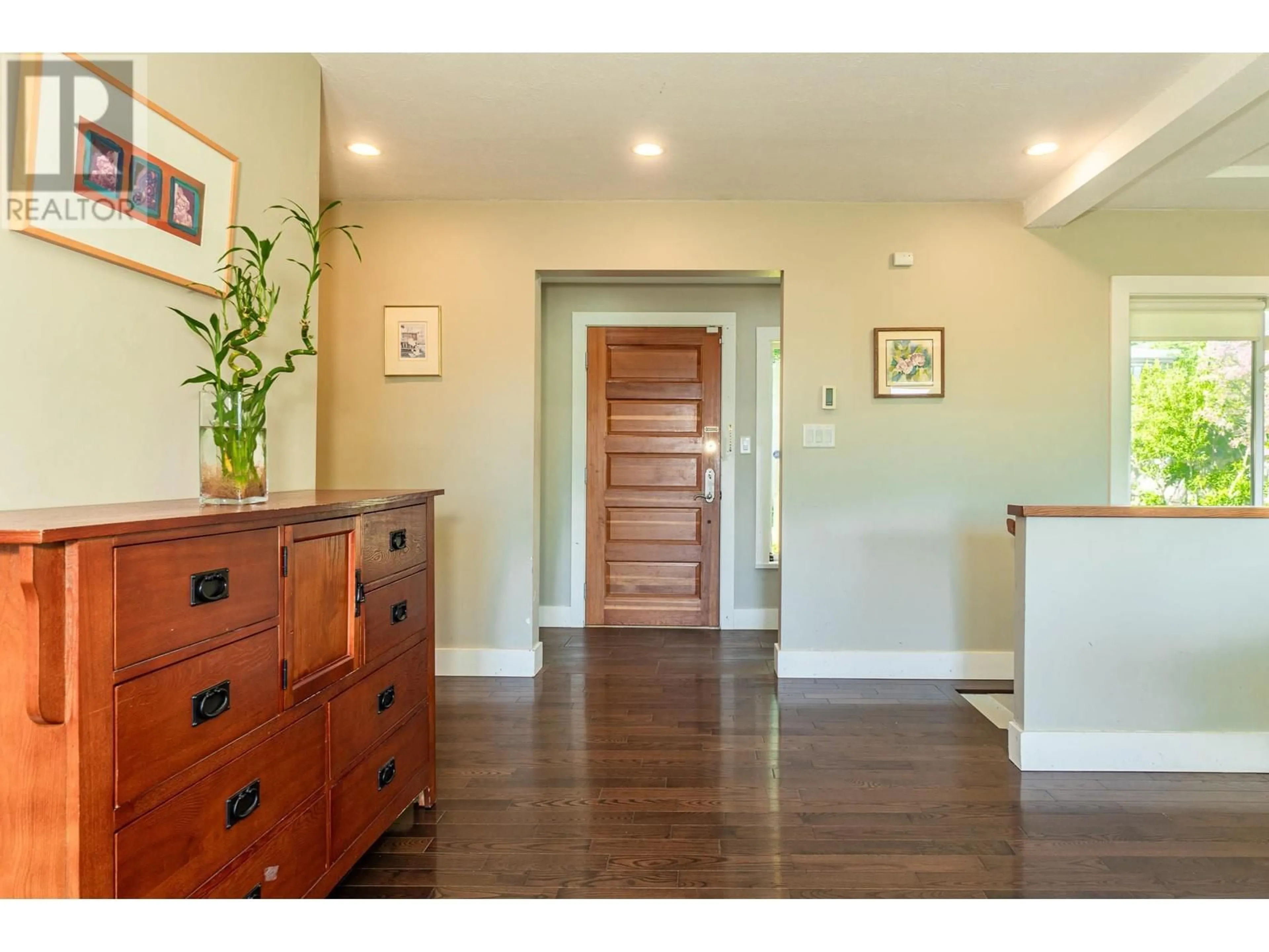Indoor entryway for 2460 MATHERS AVENUE, West Vancouver British Columbia V7V2H8