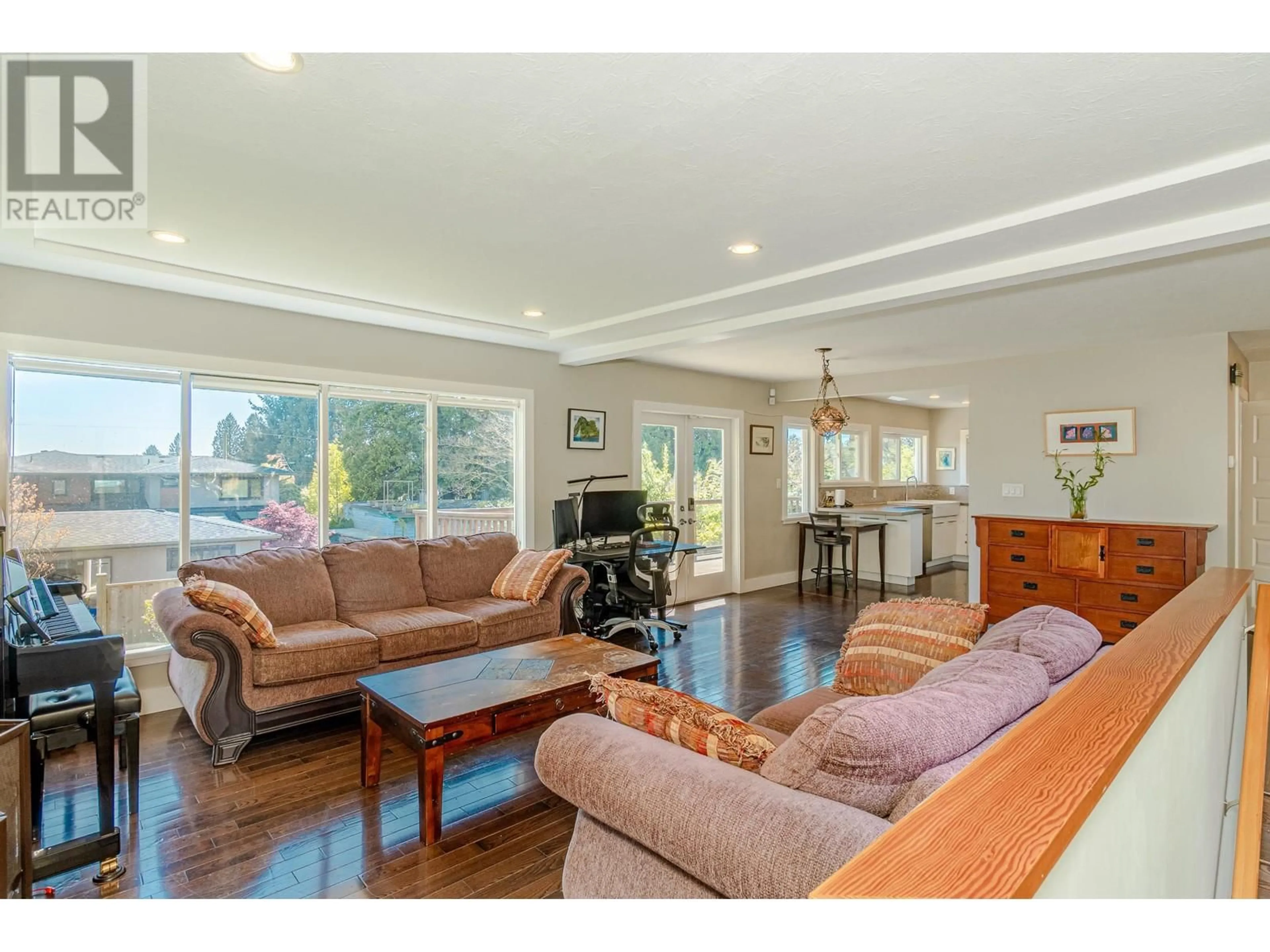 Living room with furniture, wood/laminate floor for 2460 MATHERS AVENUE, West Vancouver British Columbia V7V2H8