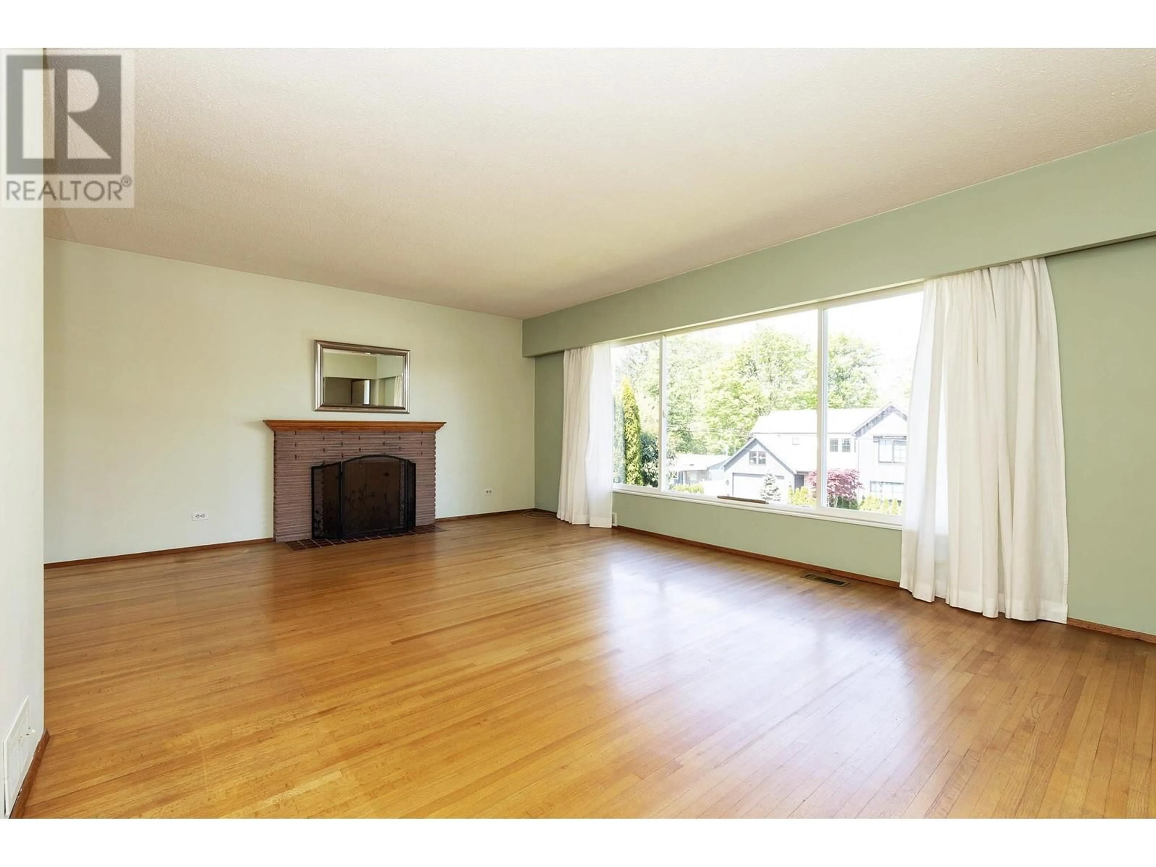 A pic of a room for 4420 WILDWOOD CRESCENT, Burnaby British Columbia V5G2M4