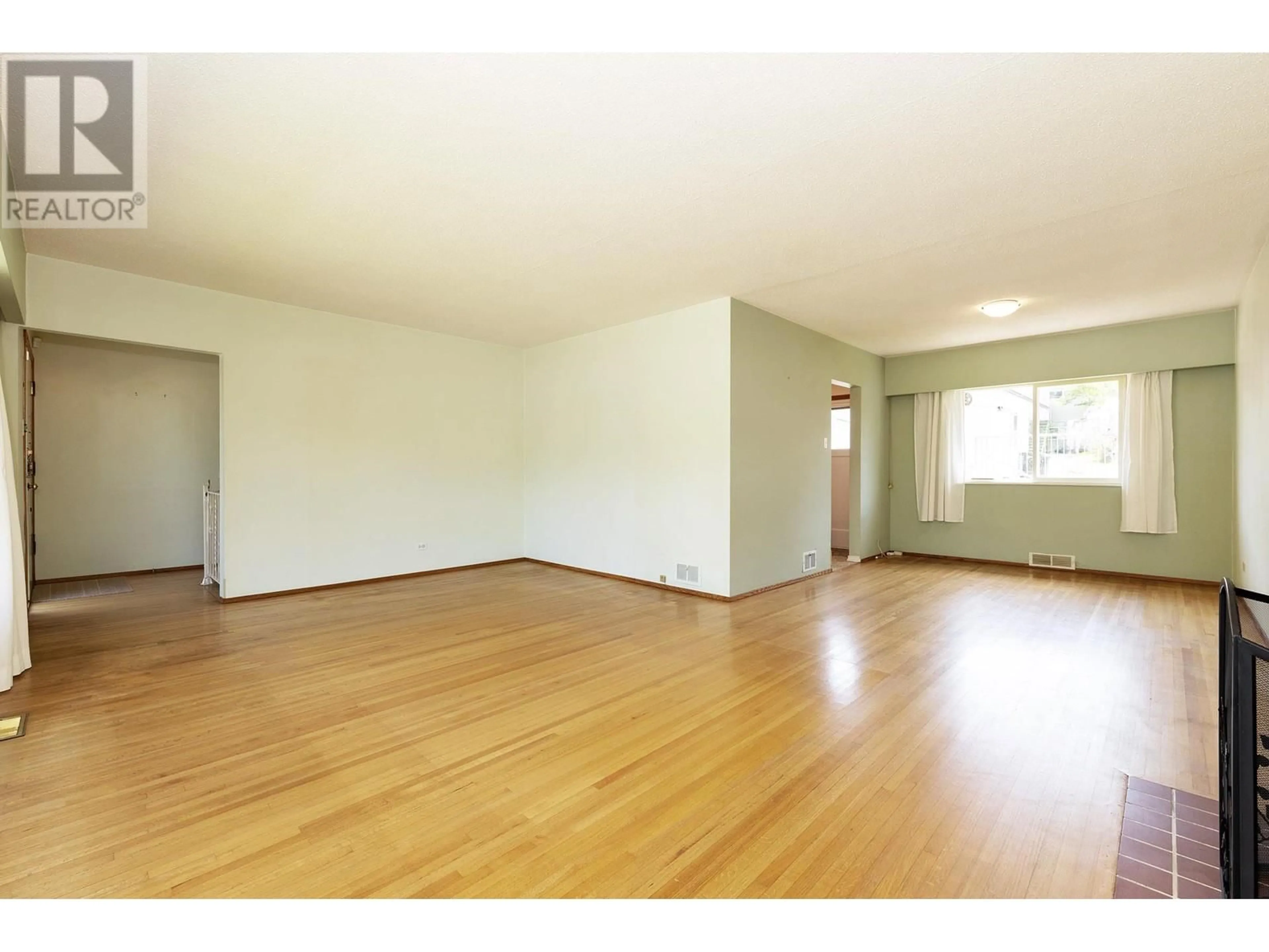 A pic of a room for 4420 WILDWOOD CRESCENT, Burnaby British Columbia V5G2M4