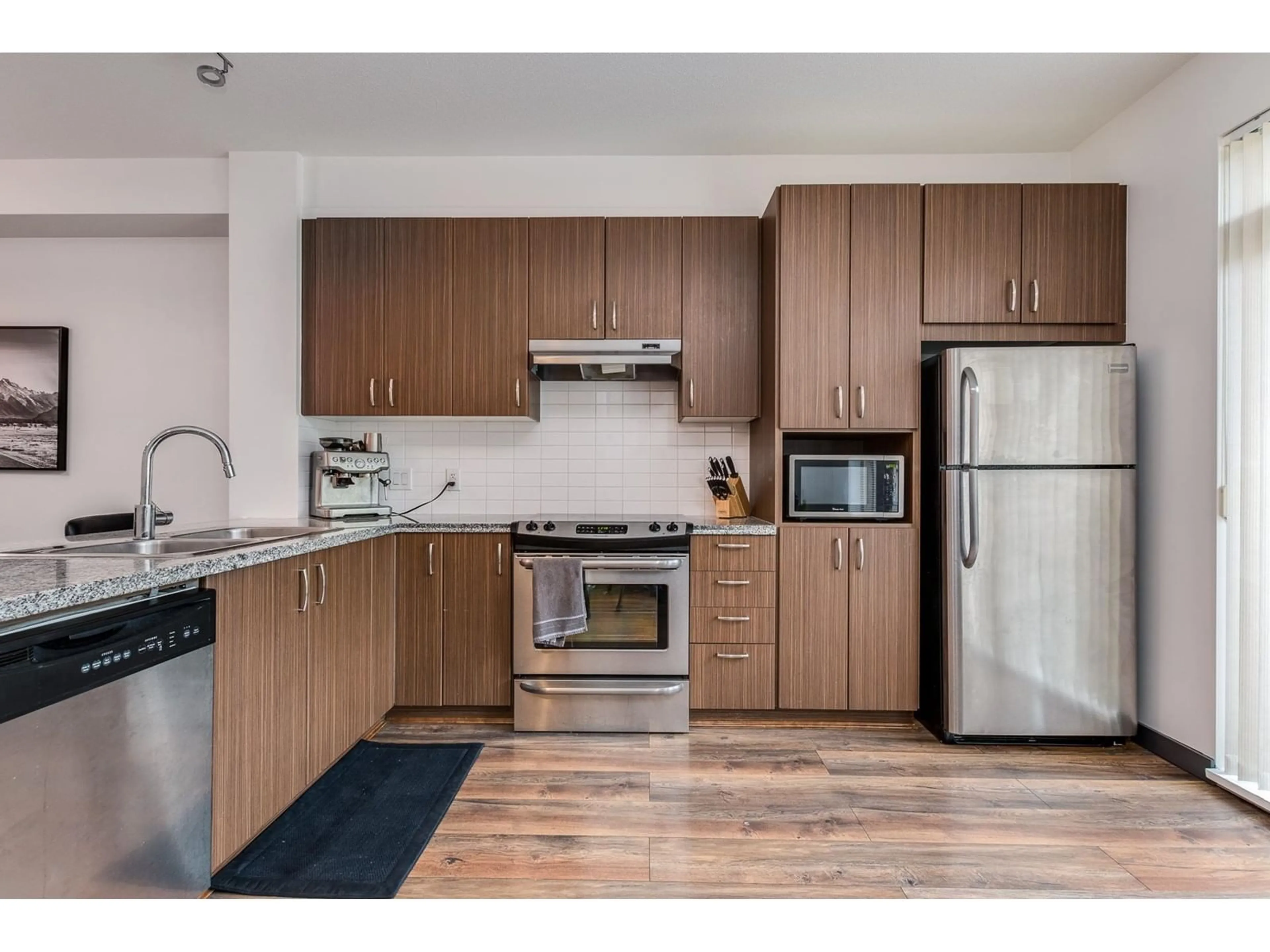 Standard kitchen, wood/laminate floor for 7 - 31125 WESTRIDGE, Abbotsford British Columbia V2T0B9