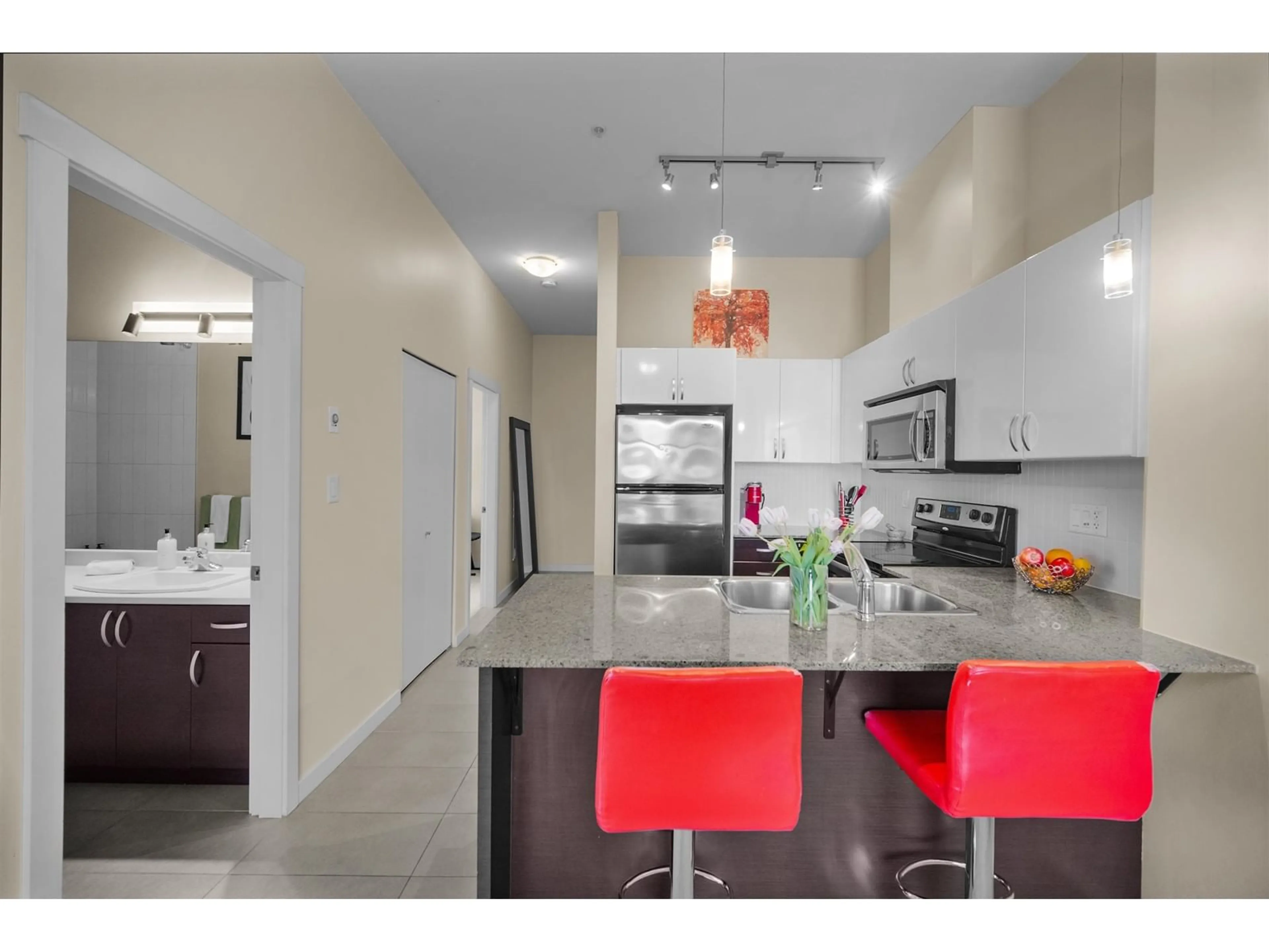 Open concept kitchen, ceramic/tile floor for 522 - 13789 107A, Surrey British Columbia V3T0B8