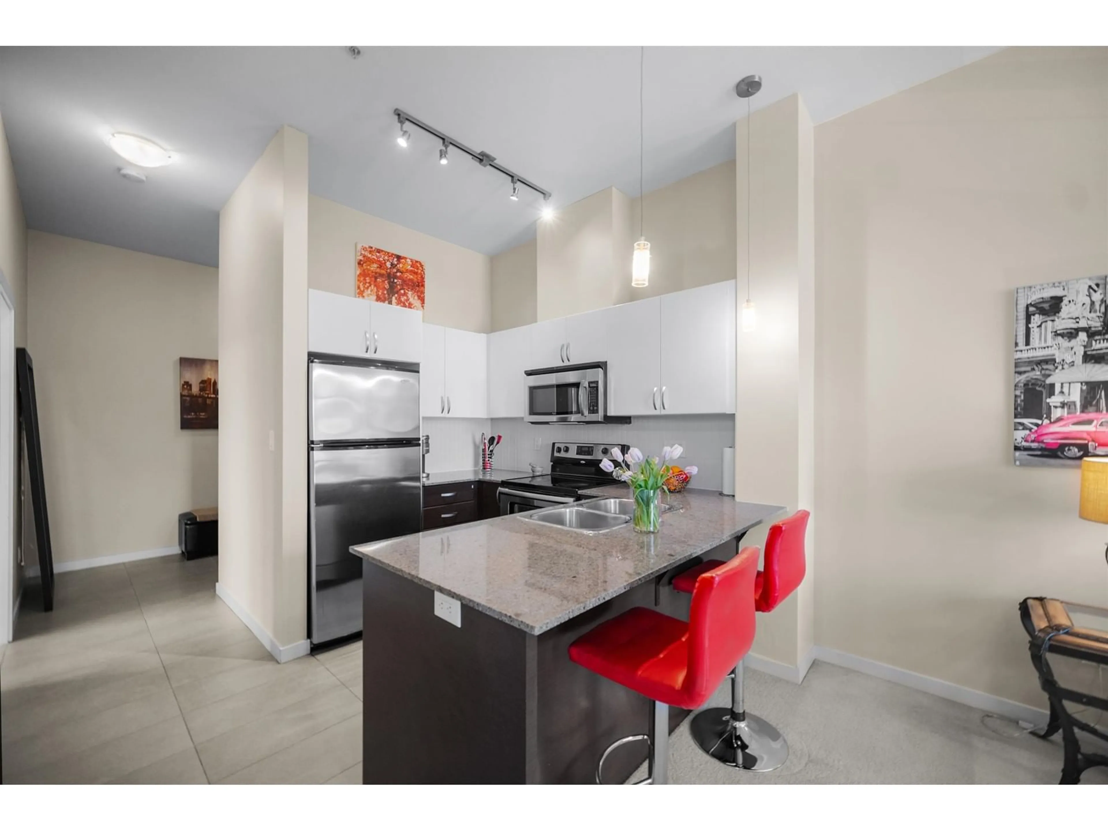 Open concept kitchen, ceramic/tile floor for 522 - 13789 107A, Surrey British Columbia V3T0B8