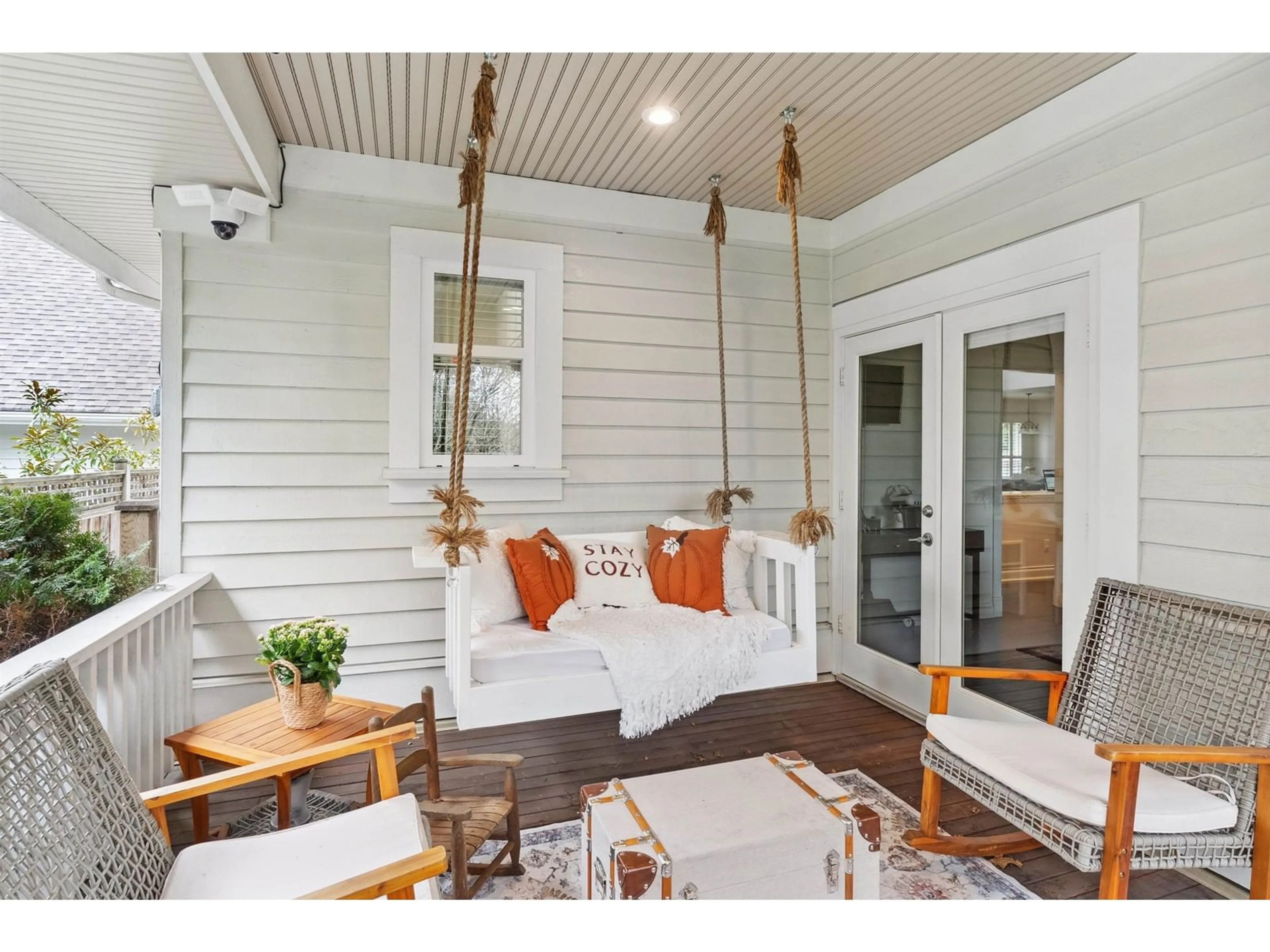 Patio, street for 2072 128, Surrey British Columbia V4A3V6