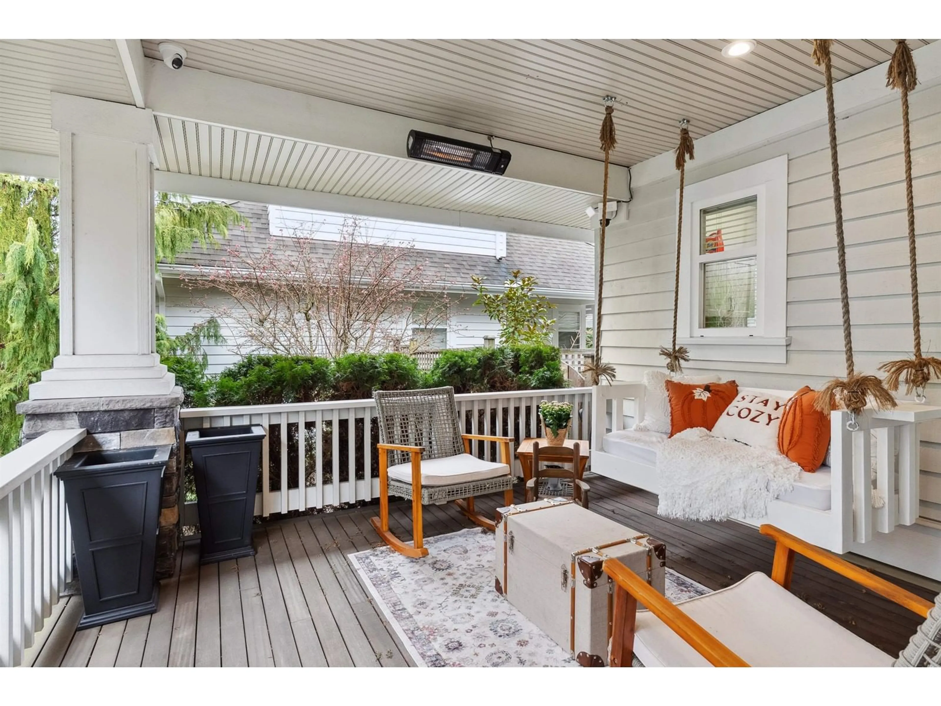 Patio, street for 2072 128, Surrey British Columbia V4A3V6